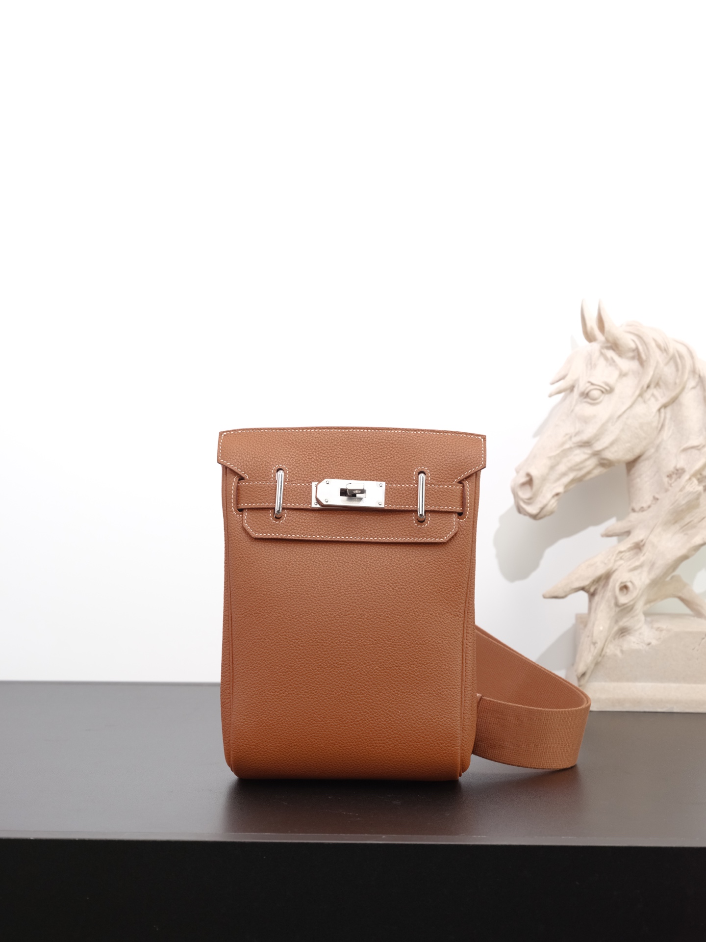 NO:762783,hac a dos chest bag, golden brown, all-steel hardware, super delicate and soft to the touch, waxed thread in stock online, same style for men and women, shoulder straps adjustable, the design of the house is really good ~ regardless of age and gender, each age group has a different sense of looseness and fashion. In stock, 18*8*25.5, Hermes, Hermes, Hermes,19860909hac a dos 胸包 金棕色 全钢五金、手感超级细腻柔软 蜡线现货在线、男女同款,肩带调节 家的设计真的很～不分年龄性别 每个年龄段背着都有不同的松弛时髦感 现货18*8*25.5,爱马仕,hermes,Hermes,,Bag