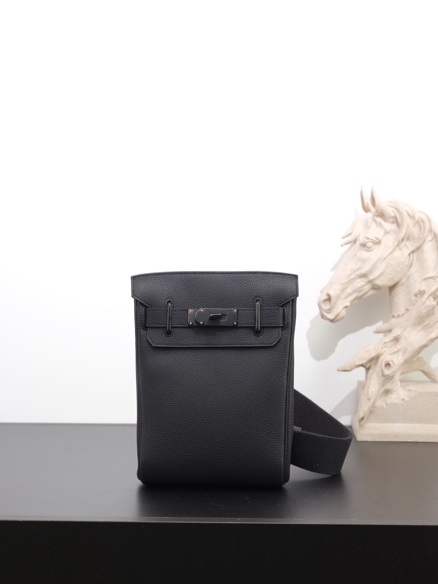 NO:762786,hac a dos chest bag, black buckle, all-steel hardware, super delicate and soft to the touch, waxed thread in stock online, same style for men and women, shoulder strap adjustment, the design of the house is really good~ regardless of age and gender, each age group has a different sense of looseness and fashion. In stock, 18*8*25.5, Hermes, Hermes, Hermes,19860909hac a dos 胸包 黑色黑扣 全钢五金、手感超级细腻柔软 蜡线现货在线、男女同款,肩带调节 家的设计真的很～不分年龄性别 每个年龄段背着都有不同的松弛时髦感 现货18*8*25.5,爱马仕,hermes,Hermes,,Bag