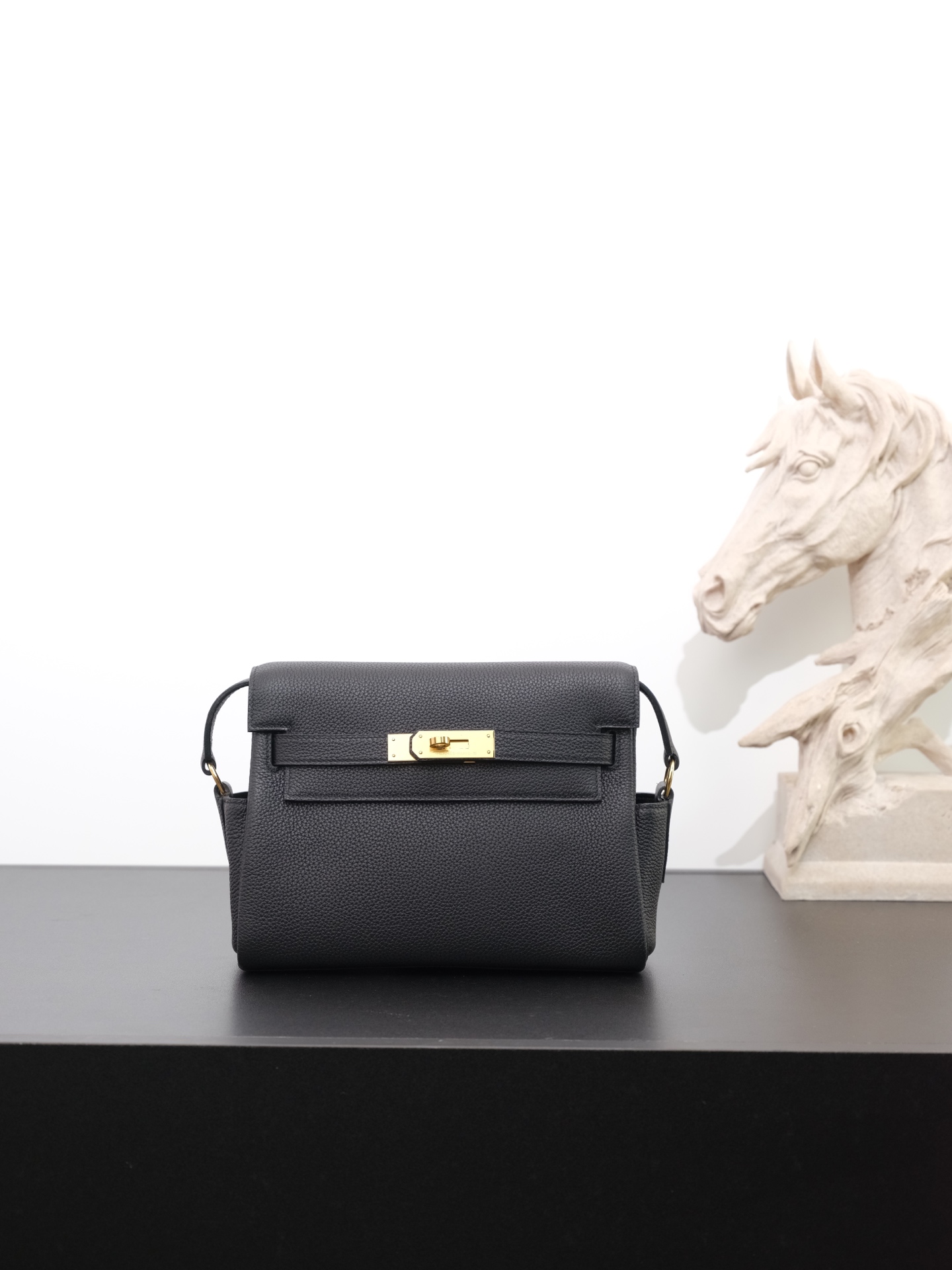 NO:762782,Ready stock black gold buckle (togo) leather kelly messenger 25cm messenger bag for men and women, imported leather, all-steel, hand-waxed thread, the highest cost-effectiveness on the Internet. Unisex messenger bag and kelly bag are a classic combination, neutral style, practical route, capacity is also very practical, 2 adjustable shoulder straps for convenient storage, Hermes, hermes, Hermes,19860909现货 黑色金扣（togo）皮 kelly messenger 25cm邮差包男女同款 进口皮全钢手工蜡线,全网最高性价比 男女同款邮差包和kelly包包经典的结合,风格中性化,走的也是实用路线,容量也很实用,肩带可调节2个方便收纳,爱马仕,hermes,Hermes,,Bag