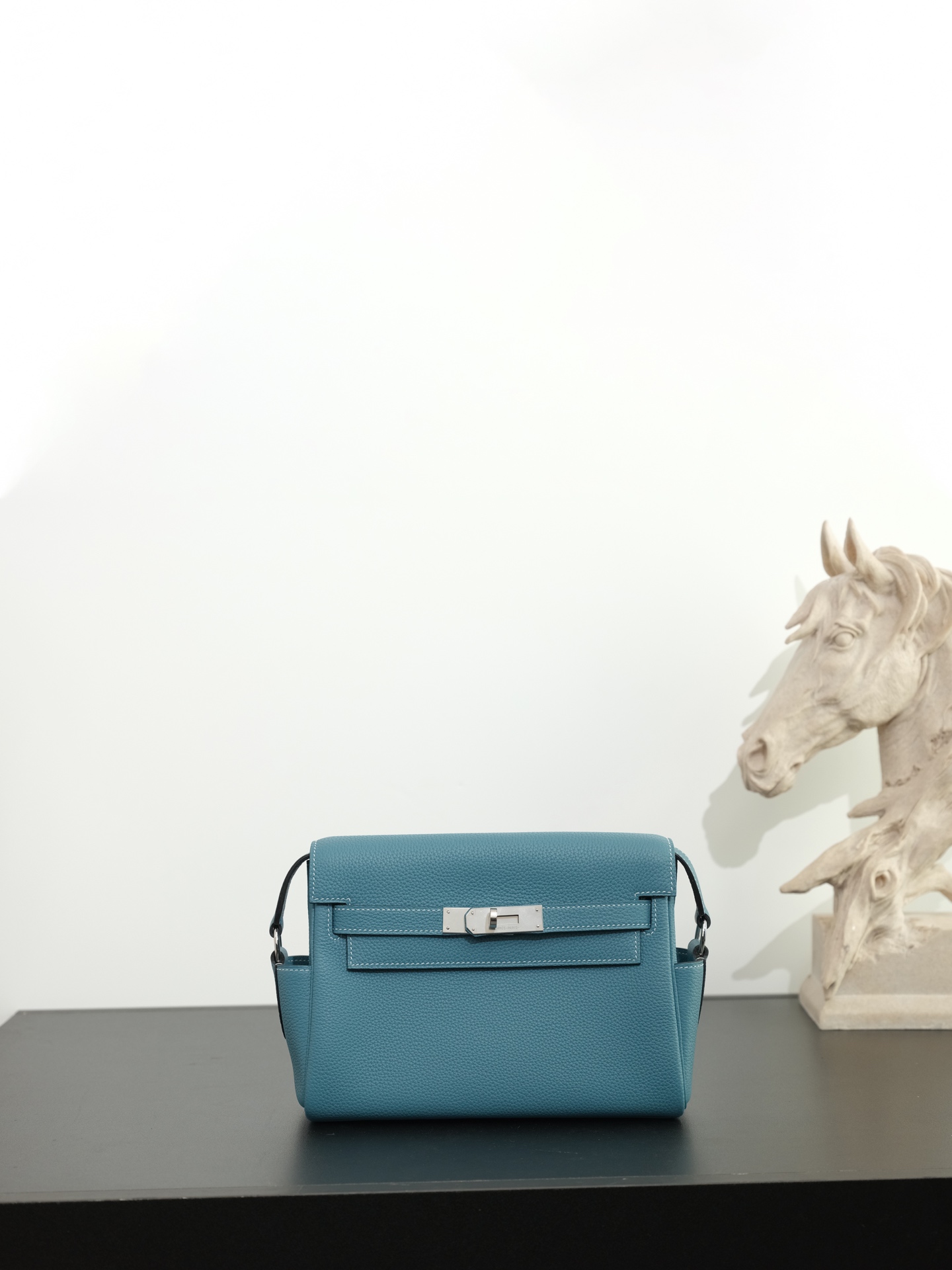 NO:762785,Ready stock denim blue silver buckle togo) leather kelly messenger 25cm messenger bag for men and women, imported leather, all steel, hand-waxed thread, the highest cost performance on the entire network. Unisex messenger bag and kelly bag classic combination, neutral style, practical route, capacity is also very practical, 2 adjustable shoulder straps for convenient storage, Hermes, hermes, Hermes,19860909现货 牛仔蓝银扣togo）皮 kelly messenger 25cm邮差包男女同款 进口皮全钢手工蜡线,全网最高性价比 男女同款邮差包和kelly包包经典的结合,风格中性化,走的也是实用路线,容量也很实用,肩带可调节2个方便收纳,爱马仕,hermes,Hermes,,Bag