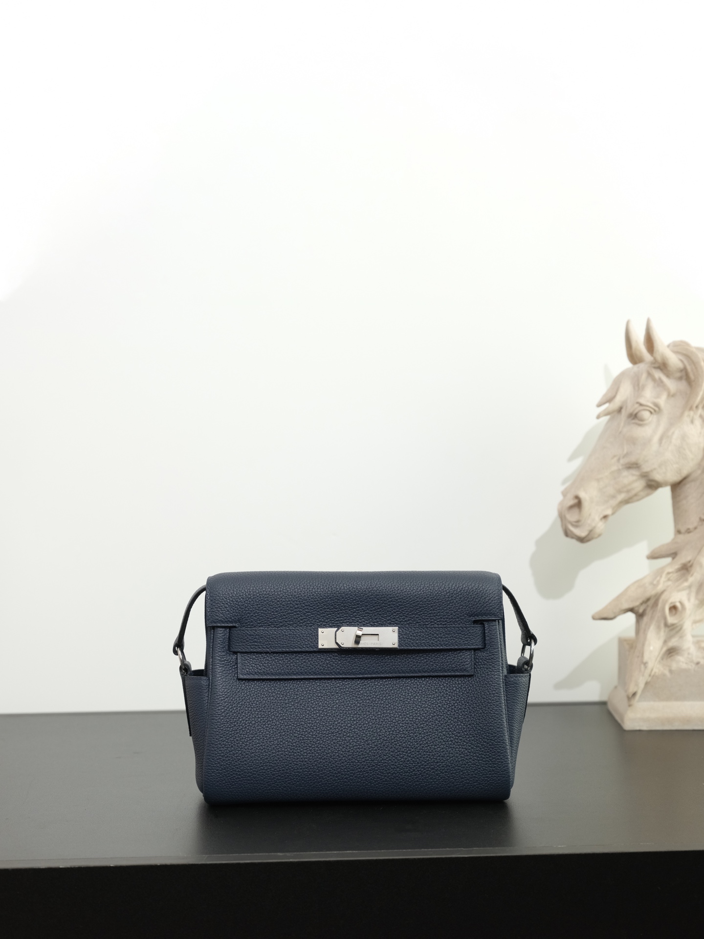 NO:762788,In stock, dark blue silver buckle (togo) leather kelly messenger 25cm messenger bag for men and women, imported leather, all-steel, hand-waxed thread, the highest cost-effectiveness on the Internet. Unisex messenger bag and kelly bag are a classic combination, neutral style, practical route, capacity is also very practical, 2 adjustable shoulder straps for convenient storage, Hermes, hermes, Hermes,19860909现货 深蓝银扣（togo）皮 kelly messenger 25cm邮差包男女同款 进口皮全钢手工蜡线,全网最高性价比 男女同款邮差包和kelly包包经典的结合,风格中性化,走的也是实用路线,容量也很实用,肩带可调节2个方便收纳,爱马仕,hermes,Hermes,,Bag