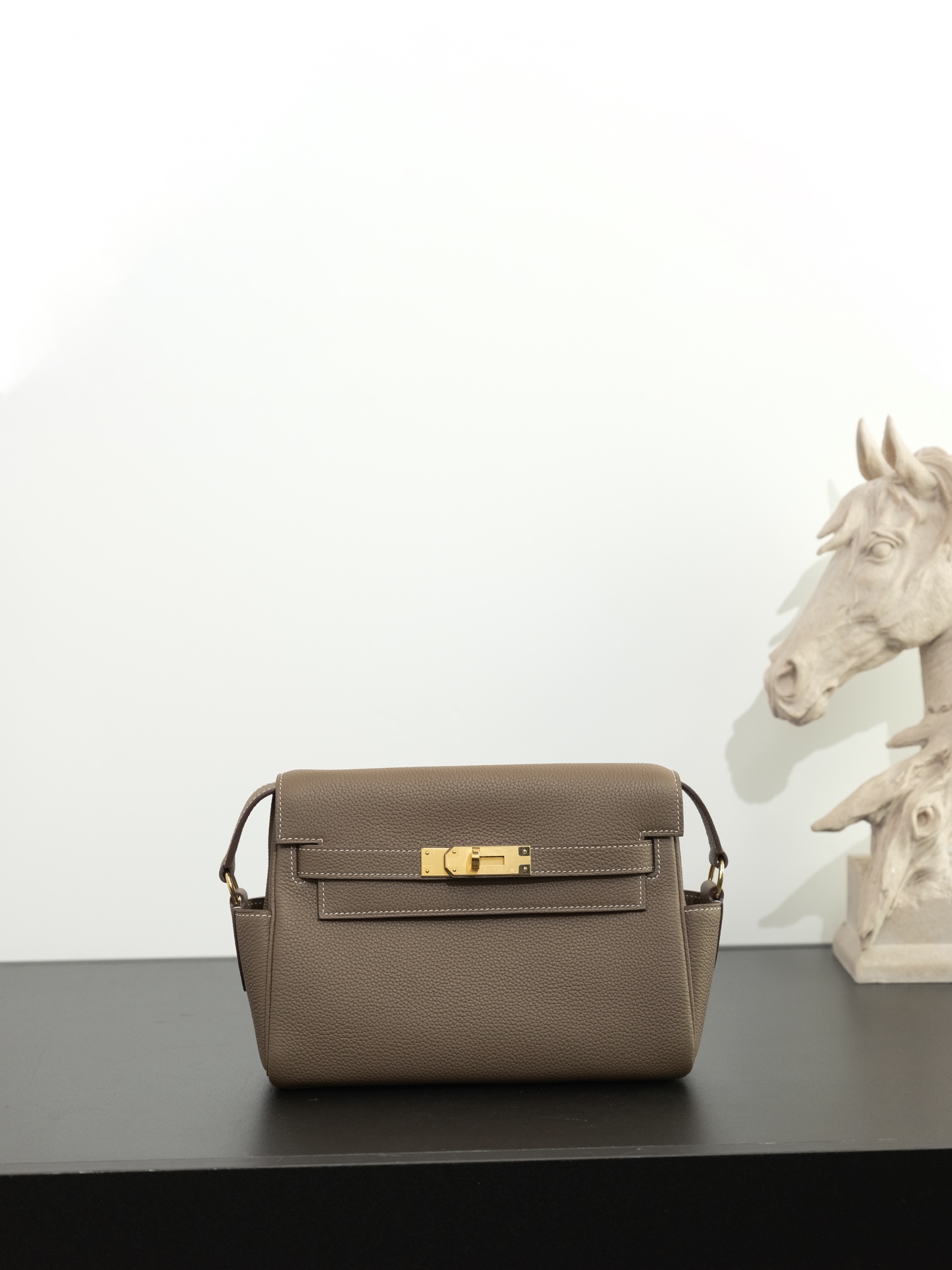 NO:762791,Ready stock elephant gray gold buckle (togo) leather kelly messenger 25cm messenger bag for men and women, imported leather, all-steel hand-waxed thread, the highest cost performance on the entire network. Unisex messenger bag and kelly bag are a classic combination, the style is neutral, it is also a practical route, the capacity is also very practical, the shoulder straps can be adjusted 2 times for convenient storage, Hermes, hermes, Hermes,19860909现货 大象灰金扣（togo）皮 kelly messenger 25cm邮差包男女同款 进口皮全钢手工蜡线,全网最高性价比 男女同款邮差包和kelly包包经典的结合,风格中性化,走的也是实用路线,容量也很实用,肩带可调节2个方便收纳,爱马仕,hermes,Hermes,,Bag