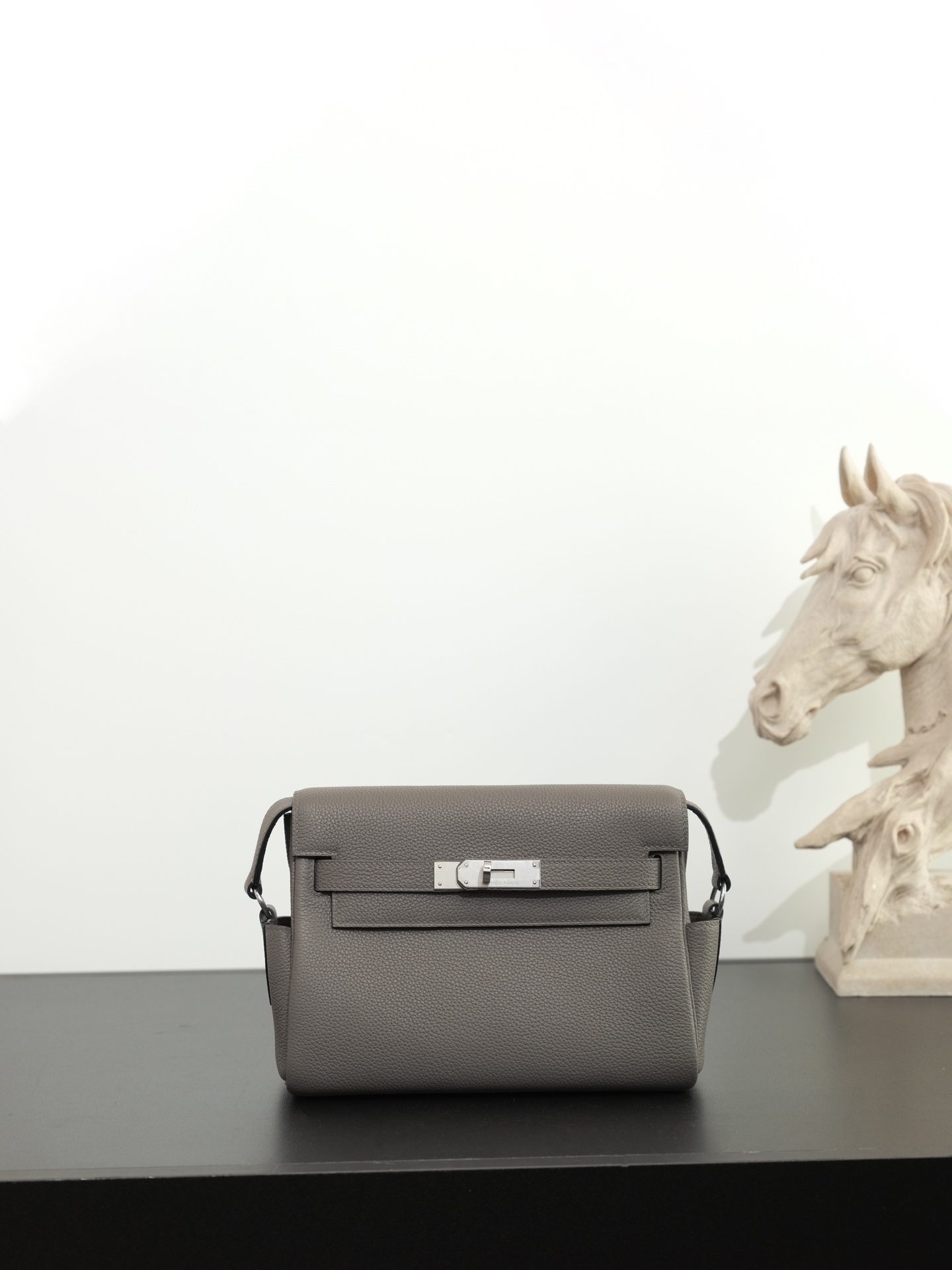 NO:762794,Ready stock pewter gray silver buckle (togo) leather kelly messenger 25cm messenger bag for men and women, imported leather, all steel, hand-waxed thread, the highest cost performance on the entire network. Unisex messenger bag and kelly bag classic combination, neutral style, practical route, capacity is also very practical, 2 adjustable shoulder straps for convenient storage, Hermes, hermes, Hermes,19860909现货 锡器灰银扣（togo）皮 kelly messenger 25cm邮差包男女同款 进口皮全钢手工蜡线,全网最高性价比 男女同款邮差包和kelly包包经典的结合,风格中性化,走的也是实用路线,容量也很实用,肩带可调节2个方便收纳,爱马仕,hermes,Hermes,,Bag