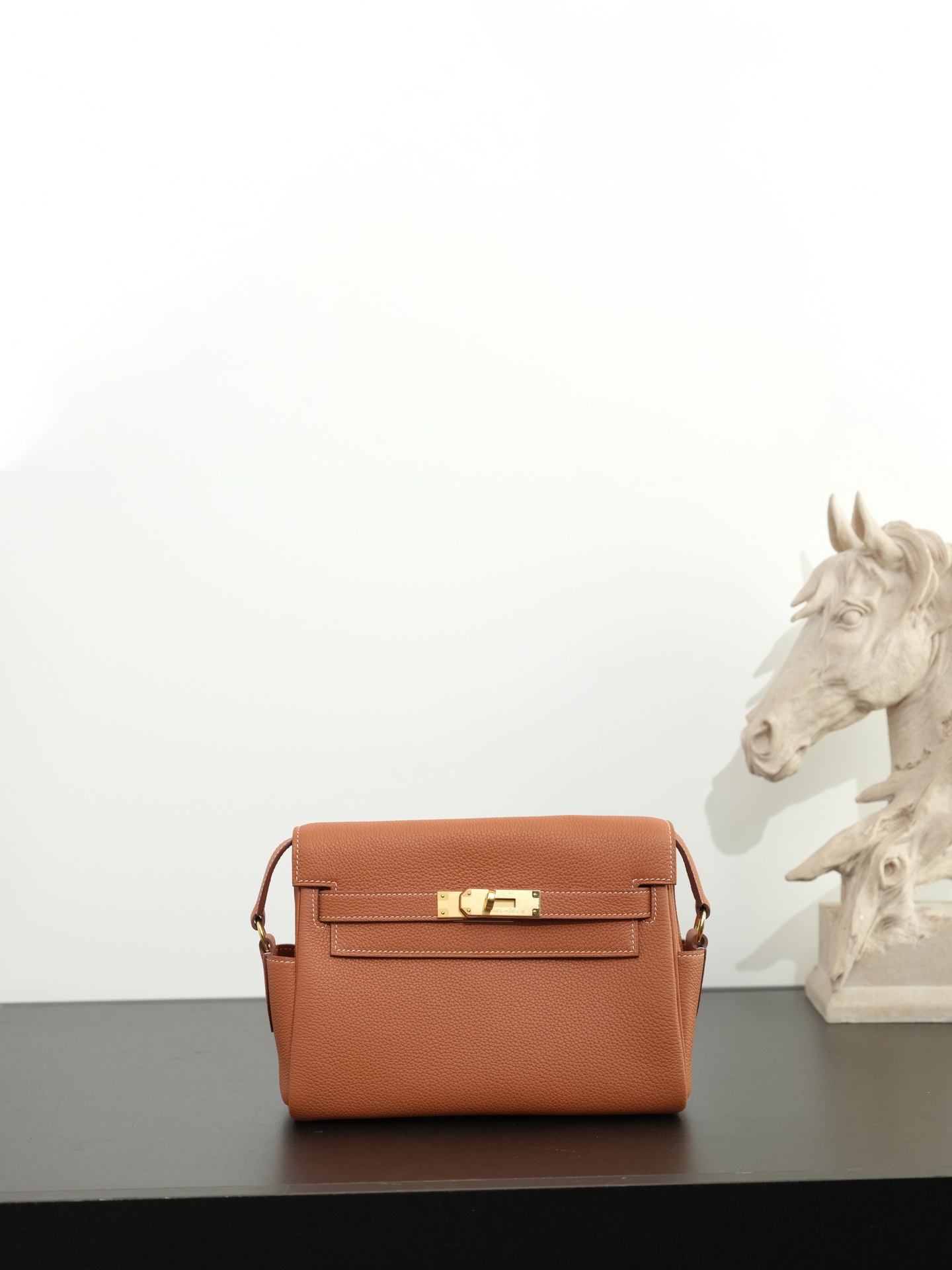 NO:762797,Ready stock Golden brown gold buckle (togo) leather kelly messenger 25cm messenger bag for men and women, imported leather, all-steel hand-waxed thread, the highest cost performance on the entire network. Unisex messenger bag and kelly bag are a classic combination, the style is neutral, it is also a practical route, the capacity is also very practical, the shoulder straps can be adjusted 2 times for convenient storage, Hermes, hermes, Hermes,19860909现货 金棕色金扣（togo）皮 kelly messenger 25cm邮差包男女同款 进口皮全钢手工蜡线,全网最高性价比 男女同款邮差包和kelly包包经典的结合,风格中性化,走的也是实用路线,容量也很实用,肩带可调节2个方便收纳,爱马仕,hermes,Hermes,,Bag