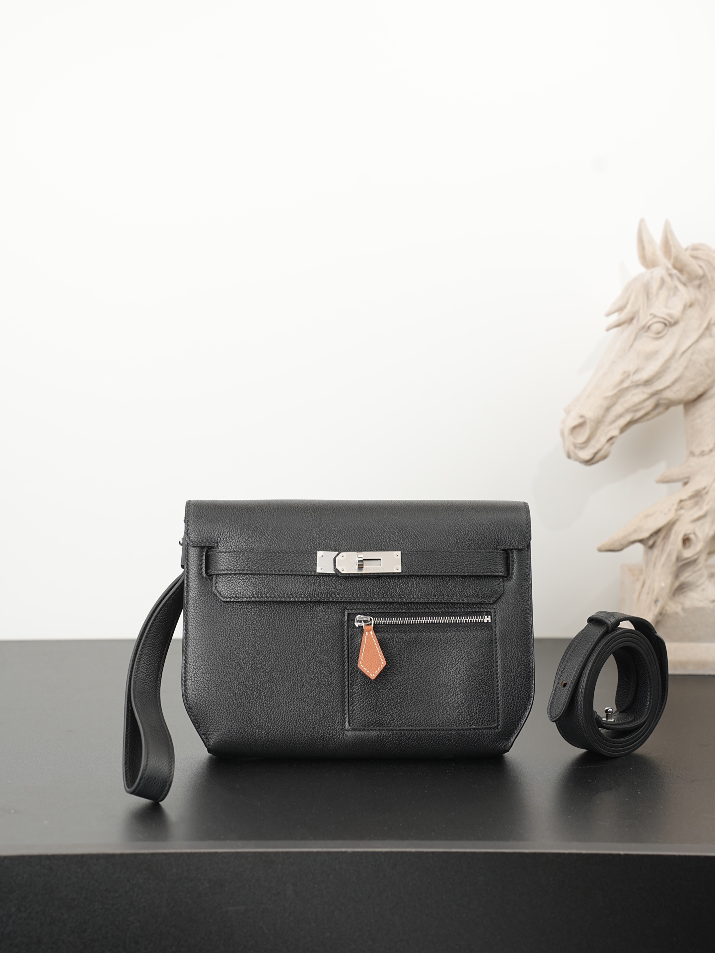 NO:762789,Ready in stock Kelly Deeches 25cm Evercolor leather, black color matching, the most popular men's handbag Deeches25. This leather is really unique. With a shoulder strap, it turns into an armpit bag instantly, and the fashion sense comes out immediately. This bag is very much from the H family, and the Kelly buckle is for this, so it is a must-have!  Very easy to match. It can be used as an armpit bag, a cross-body bag, or a handbag. One bag can be used for multiple purposes. Aren’t you excited? Hermes, hermes, Hermes,19860909现货 in stock Kelly Deeches 25cm Evercolor皮 黑色拼色 最in男士手包 Deeches25 这个皮质真的是绝绝子,配上一条肩带秒变腋下包,时髦感立刻出来了,这包非常H家血统,Kelly扣就冲着这点,也必须入啊！ 非常好搭配可以当腋下包,也可以当斜跨包,还可以当手包,一包多用你还不心动吗,爱马仕,hermes,Hermes,,Bag