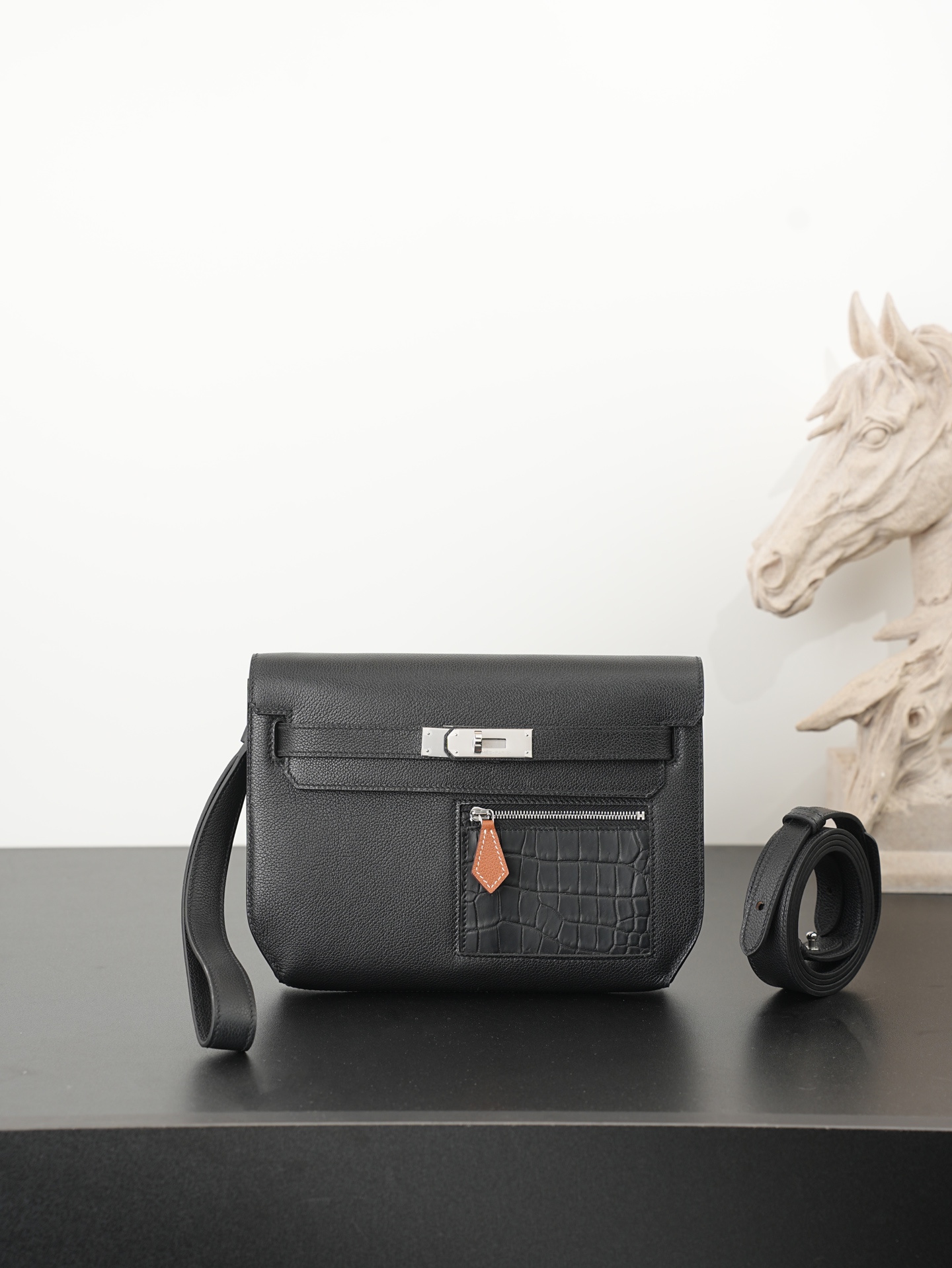 NO:762792,Ready in stock Kelly Deeches 25cm Evercolor leather, black with crocodile spelling, the most in-class men's handbag Deeches25. This leather is really the best. With a shoulder strap, it turns into an armpit bag instantly, and the fashion sense comes out immediately. This bag is of H family origin, and the Kelly buckle is aimed at this, so it is a must-have!  Very easy to match. It can be used as an armpit bag, a cross-body bag, or a handbag. One bag can be used for multiple purposes. Aren’t you excited? Hermes, hermes, Hermes,19860909现货 in stock Kelly Deeches 25cm Evercolor皮 黑色拼鳄鱼 最in男士手包 Deeches25 这个皮质真的是绝绝子,配上一条肩带秒变腋下包,时髦感立刻出来了,这包非常H家血统,Kelly扣就冲着这点,也必须入啊！ 非常好搭配可以当腋下包,也可以当斜跨包,还可以当手包,一包多用你还不心动吗,爱马仕,hermes,Hermes,,Bag