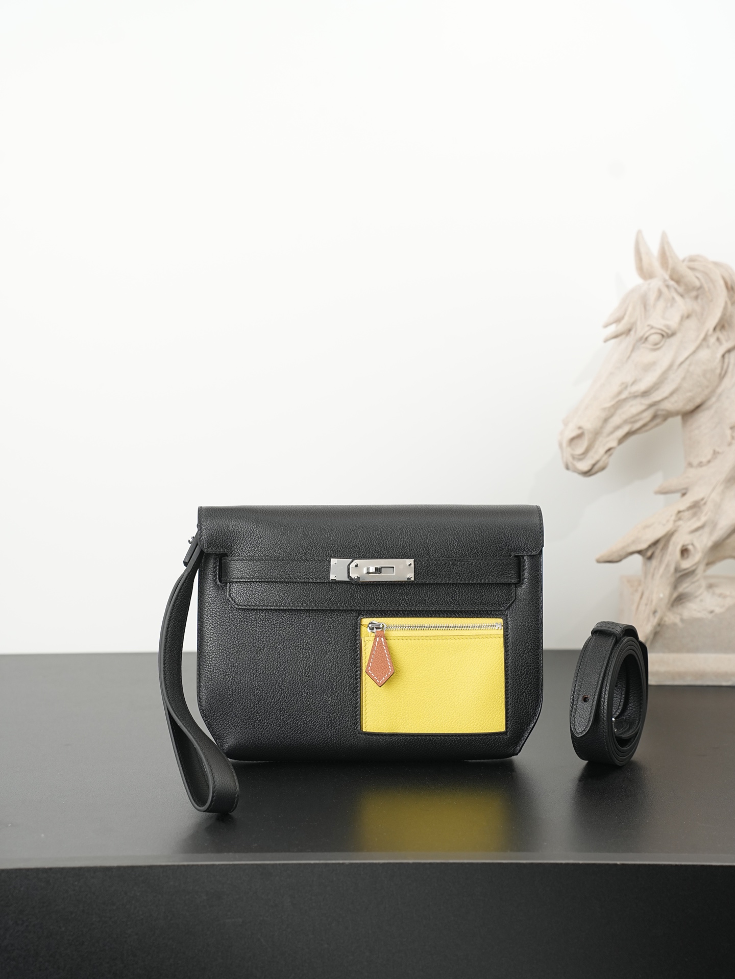 NO:762795,Ready in stock Kelly Deeches 25cm Evercolor leather, black color matching, the most popular men's handbag Deeches25. This leather is really unique. With a shoulder strap, it turns into an armpit bag instantly, and the fashion sense comes out immediately. This bag is very much from the H family, and the Kelly buckle is for this, so it is a must-have!  Very easy to match. It can be used as an armpit bag, a cross-body bag, or a handbag. One bag can be used for multiple purposes. Aren’t you excited? Hermes, hermes, Hermes,19860909现货 in stock Kelly Deeches 25cm Evercolor皮 黑色拼色 最in男士手包 Deeches25 这个皮质真的是绝绝子,配上一条肩带秒变腋下包,时髦感立刻出来了,这包非常H家血统,Kelly扣就冲着这点,也必须入啊！ 非常好搭配可以当腋下包,也可以当斜跨包,还可以当手包,一包多用你还不心动吗,爱马仕,hermes,Hermes,,Bag