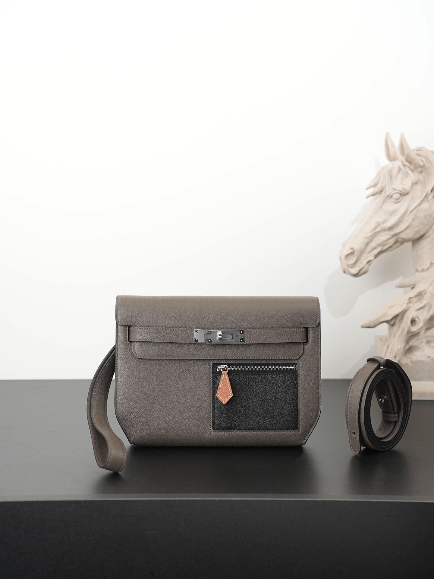 NO:762798,Ready in stock Kelly Deeches 25cm Evercolor leather pewter gray color matching Most in men's handbag Deeches25 This leather is really unique, with a shoulder strap it turns into an armpit bag instantly, the fashion sense comes out immediately. This bag is of H family origin, Kelly buckle is aimed at this, it is a must buy!  Very easy to match. It can be used as an armpit bag, a cross-body bag, or a handbag. One bag can be used for multiple purposes. Aren’t you excited? Hermes, hermes, Hermes,19860909现货 in stock Kelly Deeches 25cm Evercolor皮 锡器灰拼色 最in男士手包 Deeches25 这个皮质真的是绝绝子,配上一条肩带秒变腋下包,时髦感立刻出来了,这包非常H家血统,Kelly扣就冲着这点,也必须入啊！ 非常好搭配可以当腋下包,也可以当斜跨包,还可以当手包,一包多用你还不心动吗,爱马仕,hermes,Hermes,,Bag