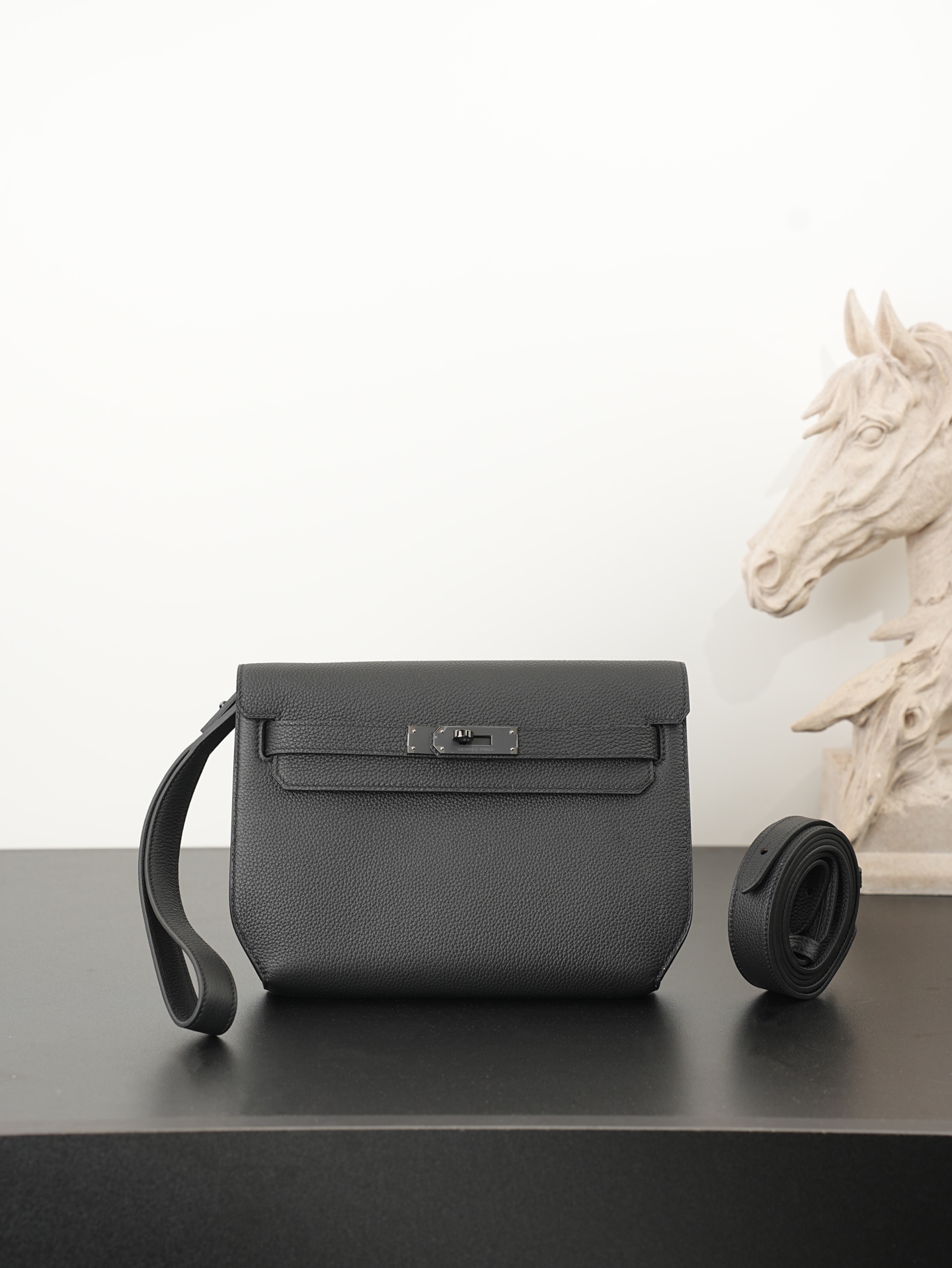 NO:762801,Ready in stock Kelly Deeches 25cm togo leather black buckle Most in men's handbag Deeches25 This leather is really unique, with a shoulder strap it turns into an armpit bag instantly, the fashion sense comes out immediately. This bag is of H family origin, Kelly buckle is for this point, it is a must buy!  Very easy to match. It can be used as an armpit bag, a cross-body bag, or a handbag. One bag can be used for multiple purposes. Aren’t you excited? Hermes, hermes, Hermes,19860909现货 in stock Kelly Deeches 25cm togo皮 黑色黑扣 最in男士手包 Deeches25 这个皮质真的是绝绝子,配上一条肩带秒变腋下包,时髦感立刻出来了,这包非常H家血统,Kelly扣就冲着这点,也必须入啊！ 非常好搭配可以当腋下包,也可以当斜跨包,还可以当手包,一包多用你还不心动吗,爱马仕,hermes,Hermes,,Bag