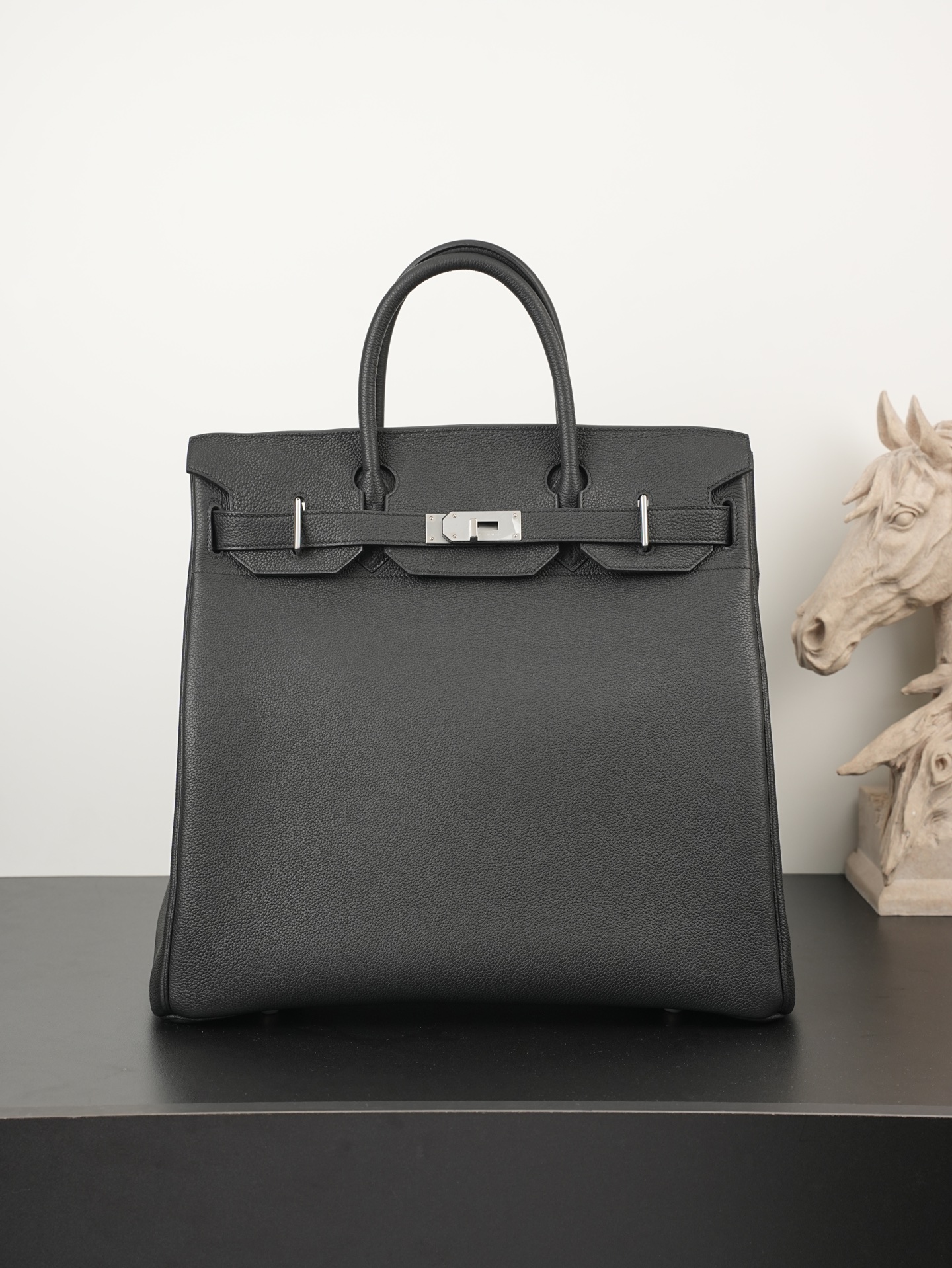 NO:762806,Men's exclusive hac heightening 40 HAC - - haut a courries was born in 1892 and is the earliest bag in the history of Hermès. It is an orthodox bag evolved from a saddle bag. Togo leather black silver buckle, Hermes, hermes, Hermes,19860909男士专用  hac加高 40 HAC - - haut a courries 诞生1892年,是爱马仕史上最早的包.由马鞍袋演变而来的正统包袋. Togo皮黑色银扣,爱马仕,hermes,Hermes,,Bag