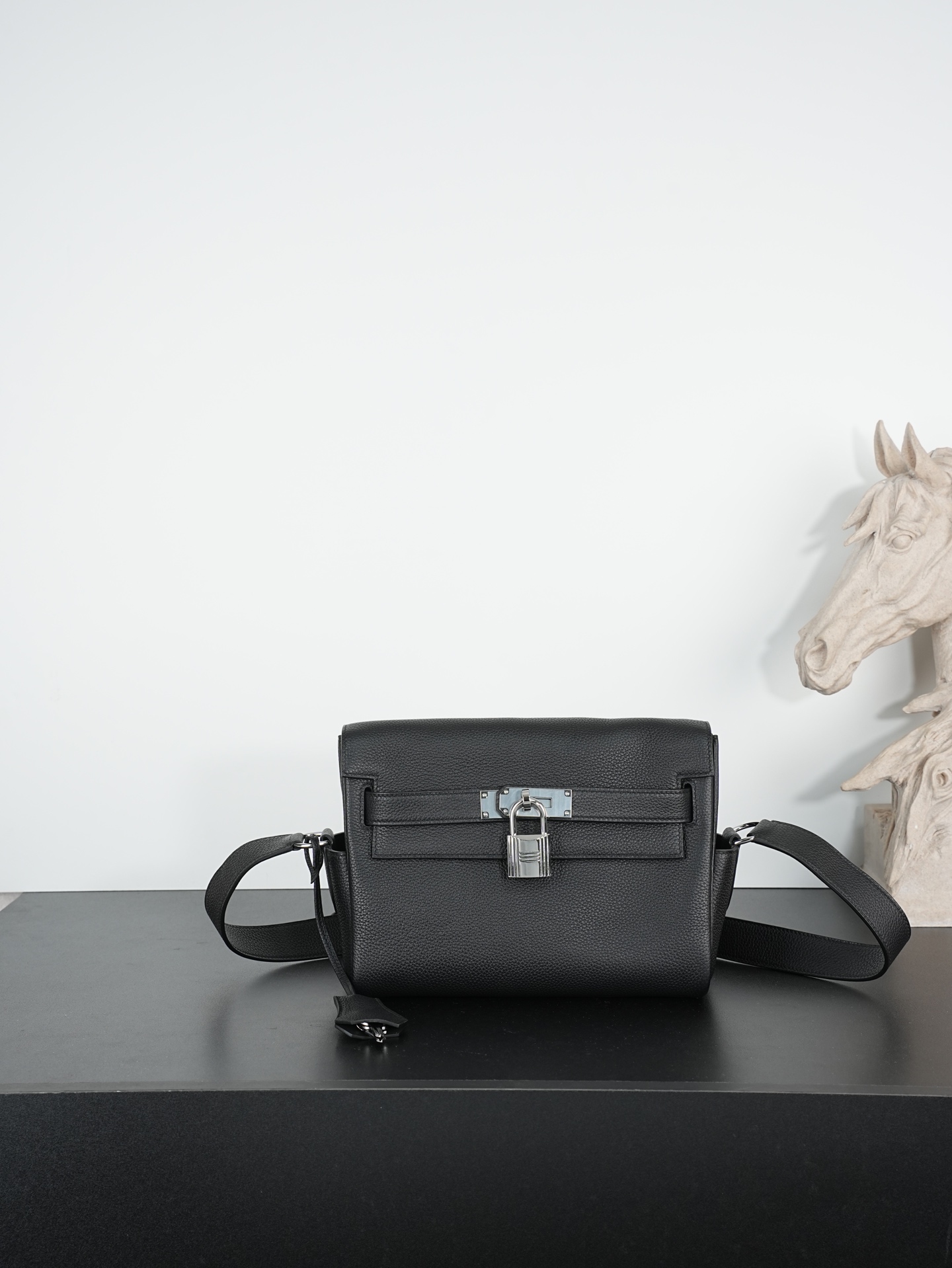 NO:762775,Ready stock black silver buckle (togo) leather kelly messenger 25cm messenger bag for men and women, imported leather, all-steel, hand-waxed thread, the highest cost-effectiveness on the Internet. Unisex messenger bag and kelly bag are a classic combination, neutral style, practical route, capacity is also very practical, 2 adjustable shoulder straps for convenient storage, Hermes, hermes, Hermes,19860909现货 黑色银扣（togo）皮 kelly messenger 25cm邮差包男女同款 进口皮全钢手工蜡线,全网最高性价比 男女同款邮差包和kelly包包经典的结合,风格中性化,走的也是实用路线,容量也很实用,肩带可调节2个方便收纳,爱马仕,hermes,Hermes,,Bag