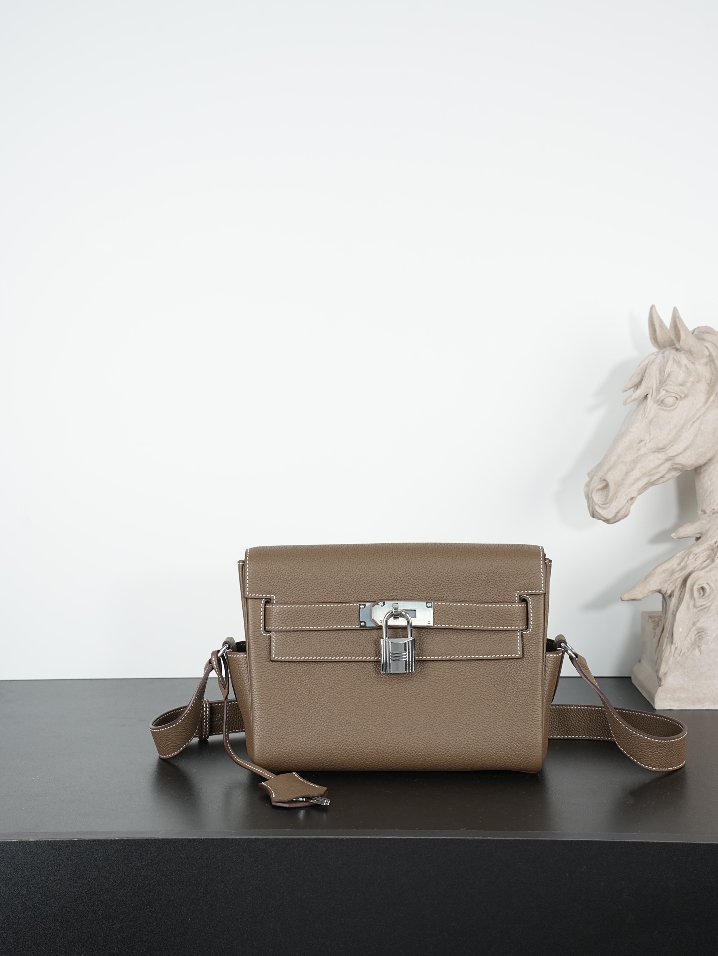 NO:762779,In stock elephant gray silver buckle (togo) leather kelly messenger 25cm messenger bag for men and women, imported leather, all-steel hand-waxed thread, the highest cost performance on the entire network. Unisex messenger bag and kelly bag are a classic combination, the style is neutral, it is also a practical route, the capacity is also very practical, the shoulder straps can be adjusted 2 times for convenient storage, Hermes, hermes, Hermes,19860909现货 大象灰银扣（togo）皮 kelly messenger 25cm邮差包男女同款 进口皮全钢手工蜡线,全网最高性价比 男女同款邮差包和kelly包包经典的结合,风格中性化,走的也是实用路线,容量也很实用,肩带可调节2个方便收纳,爱马仕,hermes,Hermes,,Bag