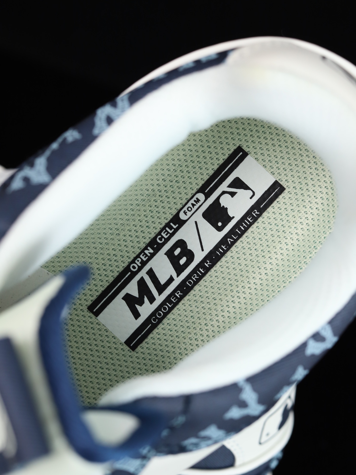 终端放货💰135
•A版·NY MLB Chunky Liner 纽约洋基队 轻量增高厚底休闲运动鞋 3ASXCLD4N(ZZ030)
采用原鞋一致贴纸 原鞋一致超厚鞋垫 原厂防伪贴纸 采用高频压印 凹凸有致 超大透气冲孔 中底拉帮线 清晰明了 一目了然
鞋底采用高弹原装MD材料 可以自行按压感受 原装级别 MLB 印花网红老爹鞋 内增高6cm原厂原档案数据开发 进口纳米材质 原厂原盒
尺码:35.5 36 36.5 37.5 38 38.5 39 40 40.5 41 42 42.5 43 44 44.5 45
