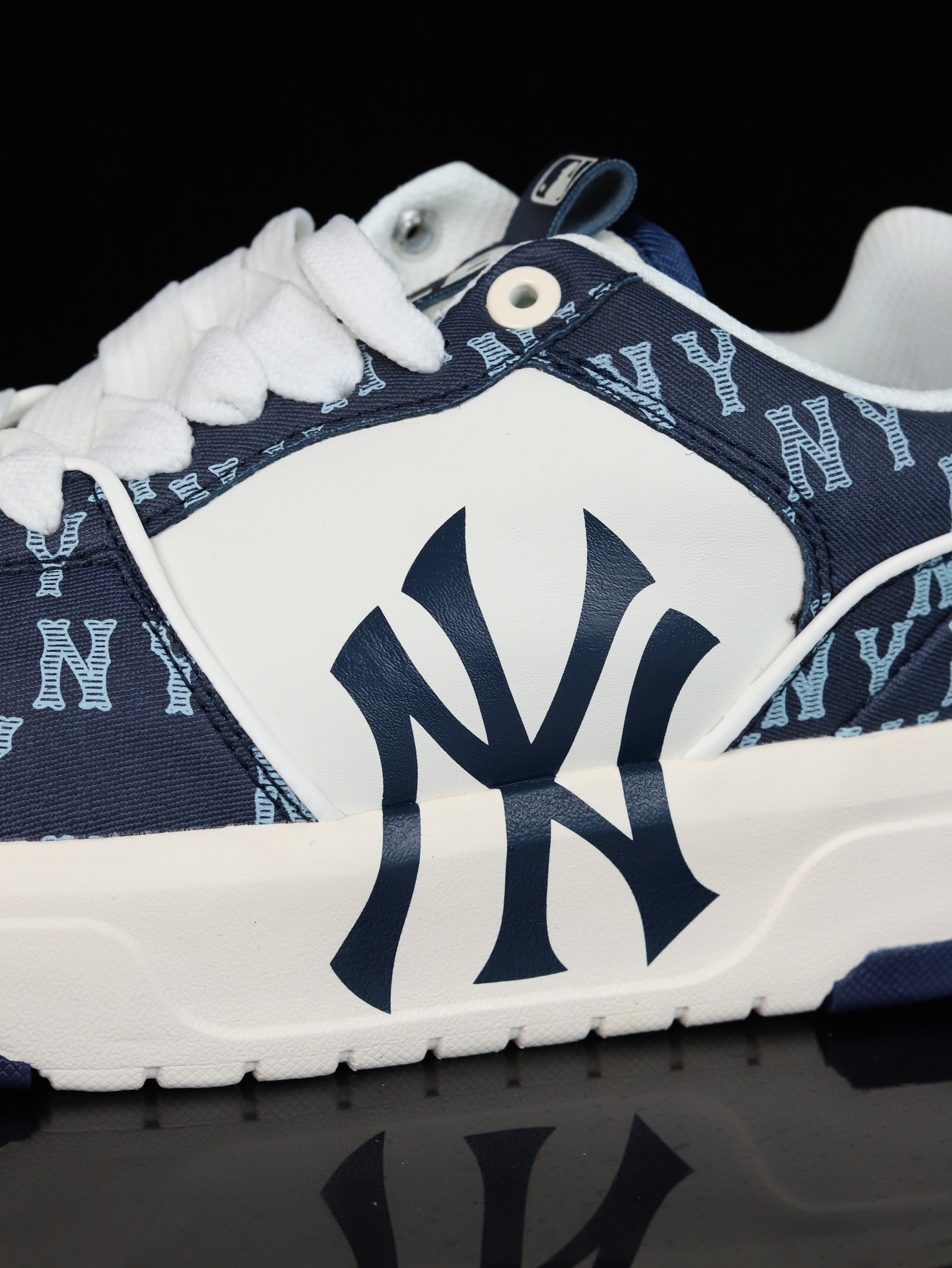 终端放货💰135
•A版·NY MLB Chunky Liner 纽约洋基队 轻量增高厚底休闲运动鞋 3ASXCLD4N(ZZ030)
采用原鞋一致贴纸 原鞋一致超厚鞋垫 原厂防伪贴纸 采用高频压印 凹凸有致 超大透气冲孔 中底拉帮线 清晰明了 一目了然
鞋底采用高弹原装MD材料 可以自行按压感受 原装级别 MLB 印花网红老爹鞋 内增高6cm原厂原档案数据开发 进口纳米材质 原厂原盒
尺码:35.5 36 36.5 37.5 38 38.5 39 40 40.5 41 42 42.5 43 44 44.5 45
