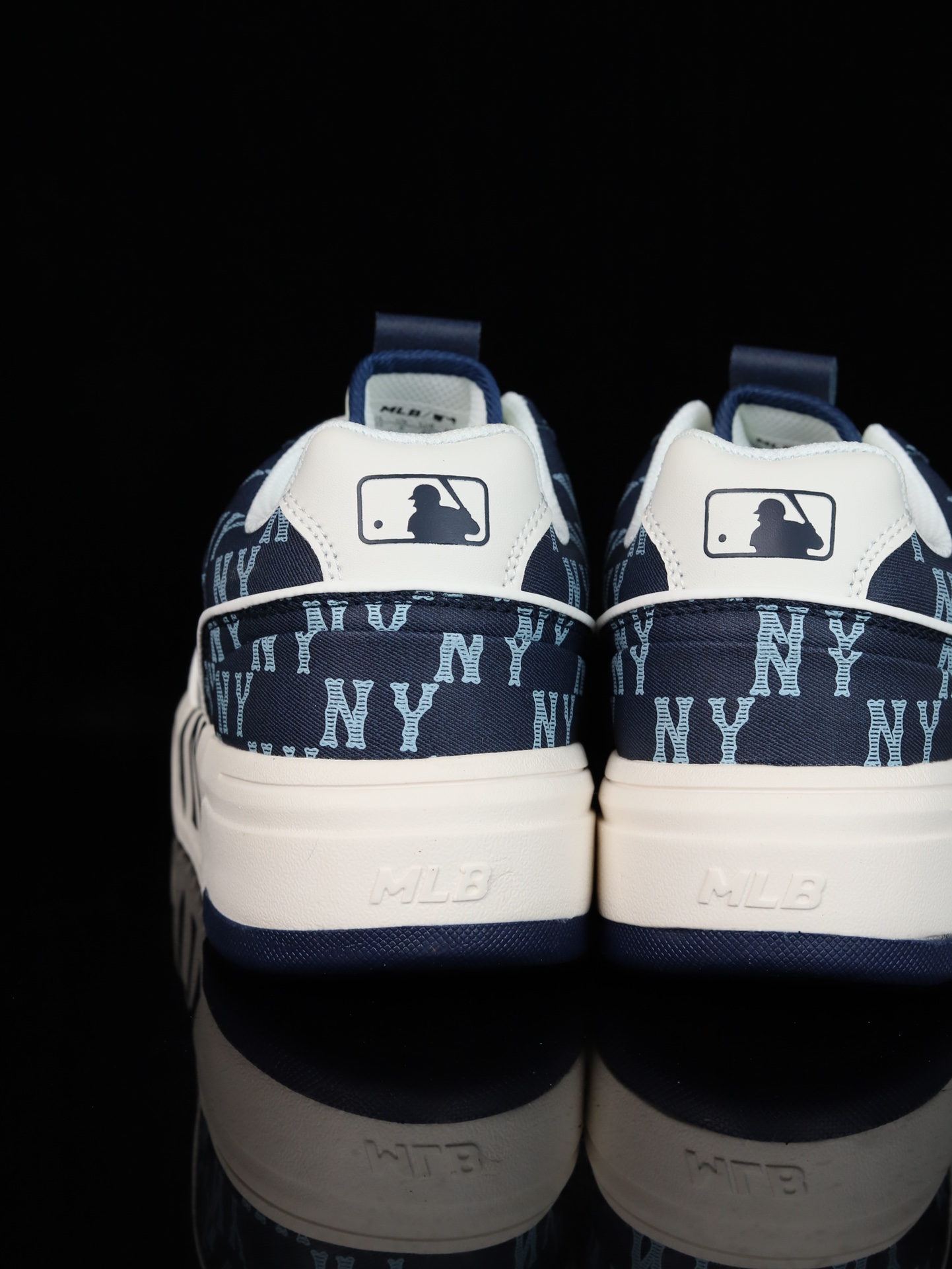 终端放货💰135
•A版·NY MLB Chunky Liner 纽约洋基队 轻量增高厚底休闲运动鞋 3ASXCLD4N(ZZ030)
采用原鞋一致贴纸 原鞋一致超厚鞋垫 原厂防伪贴纸 采用高频压印 凹凸有致 超大透气冲孔 中底拉帮线 清晰明了 一目了然
鞋底采用高弹原装MD材料 可以自行按压感受 原装级别 MLB 印花网红老爹鞋 内增高6cm原厂原档案数据开发 进口纳米材质 原厂原盒
尺码:35.5 36 36.5 37.5 38 38.5 39 40 40.5 41 42 42.5 43 44 44.5 45

