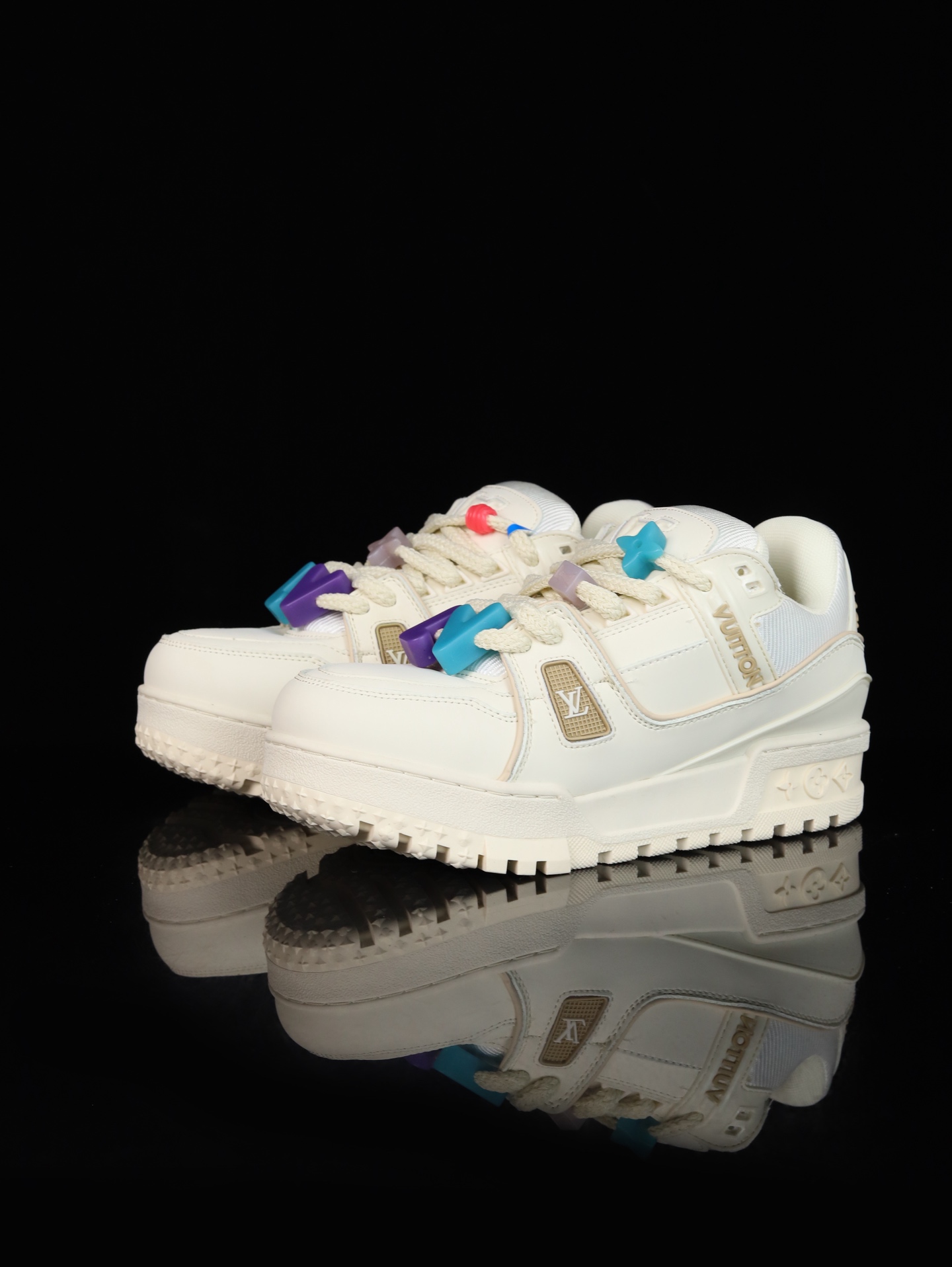 终端放货💰190 （本地自减）
B版&bull;Lv空胶头层 空胶工艺展现品质.
Louis Vuitton 路易威登 Trainer 驴牌
时装走秀运动鞋 实力大厂出品 平台专供 成熟的做工稳定的品控  完美鞋型超高的清洁度 全套原楦原纸版原鞋开模 全网最具灵魂的版型 翻盖式原装黄色鞋盒 正确中底印花 鞋面印花3D高频深度立体 全鞋电脑针车 紧密相连 针距密度一致 环保乳胶注塑鞋垫 厚度脚感还原原版 皮面裁剪部位 统一油边封口工艺 原装橡胶大底含胶量大底组合零偏差 越南定制版鞋盒  男女鞋 尺码：36 37 38 39 40 41 42 43 44 45 46