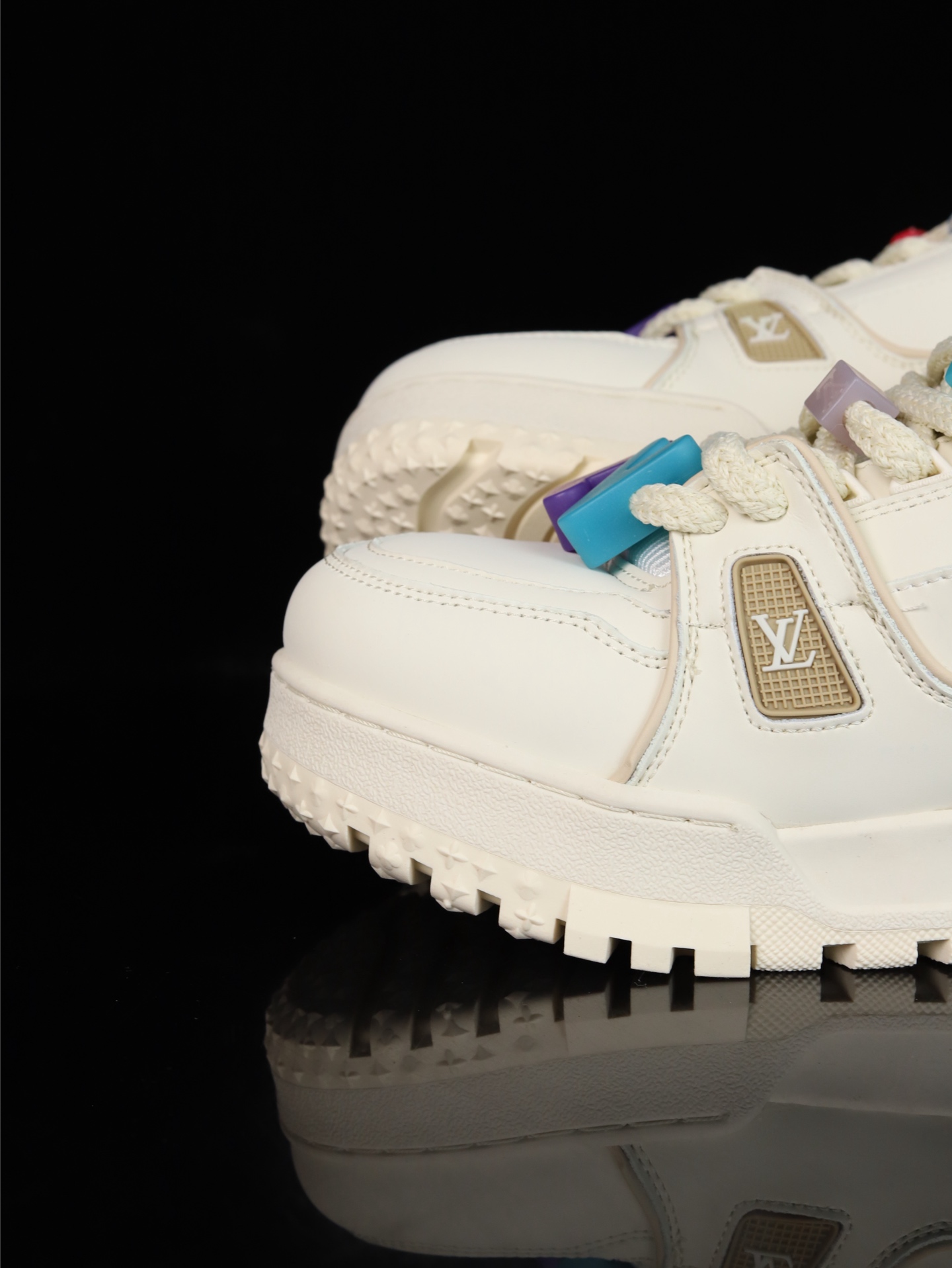 终端放货💰190 （本地自减）
B版&bull;Lv空胶头层 空胶工艺展现品质.
Louis Vuitton 路易威登 Trainer 驴牌
时装走秀运动鞋 实力大厂出品 平台专供 成熟的做工稳定的品控  完美鞋型超高的清洁度 全套原楦原纸版原鞋开模 全网最具灵魂的版型 翻盖式原装黄色鞋盒 正确中底印花 鞋面印花3D高频深度立体 全鞋电脑针车 紧密相连 针距密度一致 环保乳胶注塑鞋垫 厚度脚感还原原版 皮面裁剪部位 统一油边封口工艺 原装橡胶大底含胶量大底组合零偏差 越南定制版鞋盒  男女鞋 尺码：36 37 38 39 40 41 42 43 44 45 46