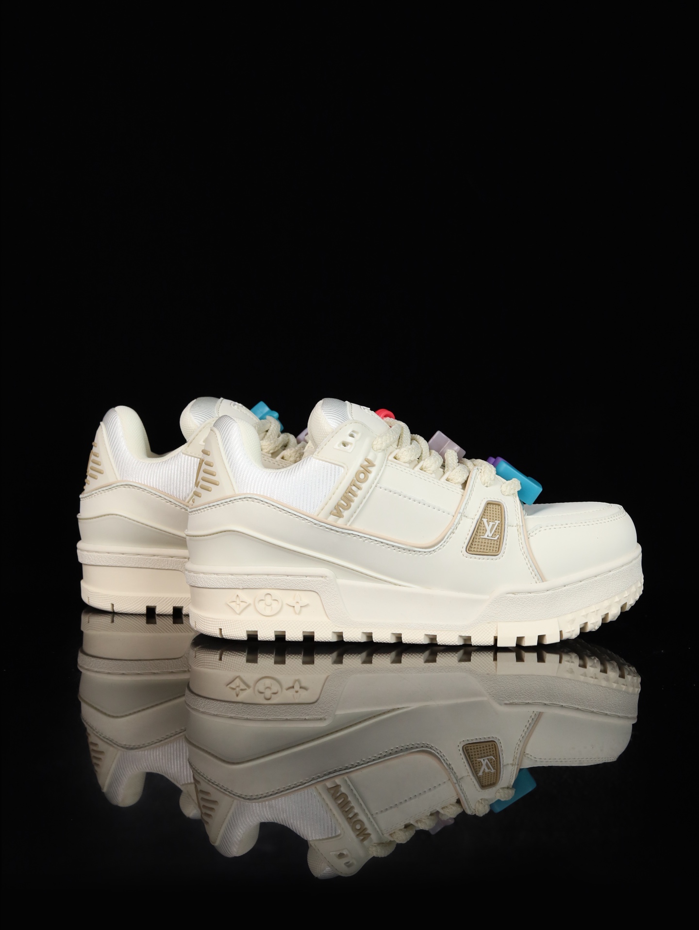 终端放货💰190 （本地自减）
B版&bull;Lv空胶头层 空胶工艺展现品质.
Louis Vuitton 路易威登 Trainer 驴牌
时装走秀运动鞋 实力大厂出品 平台专供 成熟的做工稳定的品控  完美鞋型超高的清洁度 全套原楦原纸版原鞋开模 全网最具灵魂的版型 翻盖式原装黄色鞋盒 正确中底印花 鞋面印花3D高频深度立体 全鞋电脑针车 紧密相连 针距密度一致 环保乳胶注塑鞋垫 厚度脚感还原原版 皮面裁剪部位 统一油边封口工艺 原装橡胶大底含胶量大底组合零偏差 越南定制版鞋盒  男女鞋 尺码：36 37 38 39 40 41 42 43 44 45 46