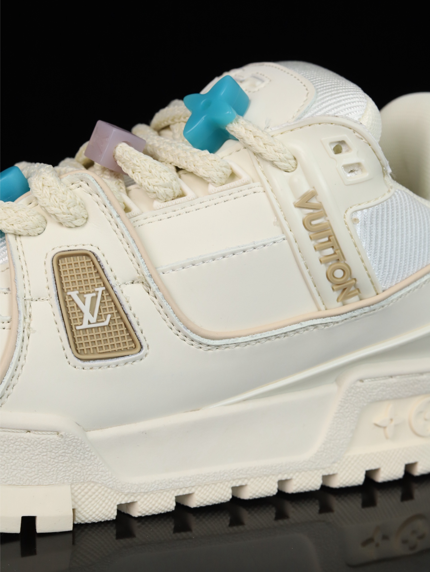 终端放货💰190 （本地自减）
B版&bull;Lv空胶头层 空胶工艺展现品质.
Louis Vuitton 路易威登 Trainer 驴牌
时装走秀运动鞋 实力大厂出品 平台专供 成熟的做工稳定的品控  完美鞋型超高的清洁度 全套原楦原纸版原鞋开模 全网最具灵魂的版型 翻盖式原装黄色鞋盒 正确中底印花 鞋面印花3D高频深度立体 全鞋电脑针车 紧密相连 针距密度一致 环保乳胶注塑鞋垫 厚度脚感还原原版 皮面裁剪部位 统一油边封口工艺 原装橡胶大底含胶量大底组合零偏差 越南定制版鞋盒  男女鞋 尺码：36 37 38 39 40 41 42 43 44 45 46