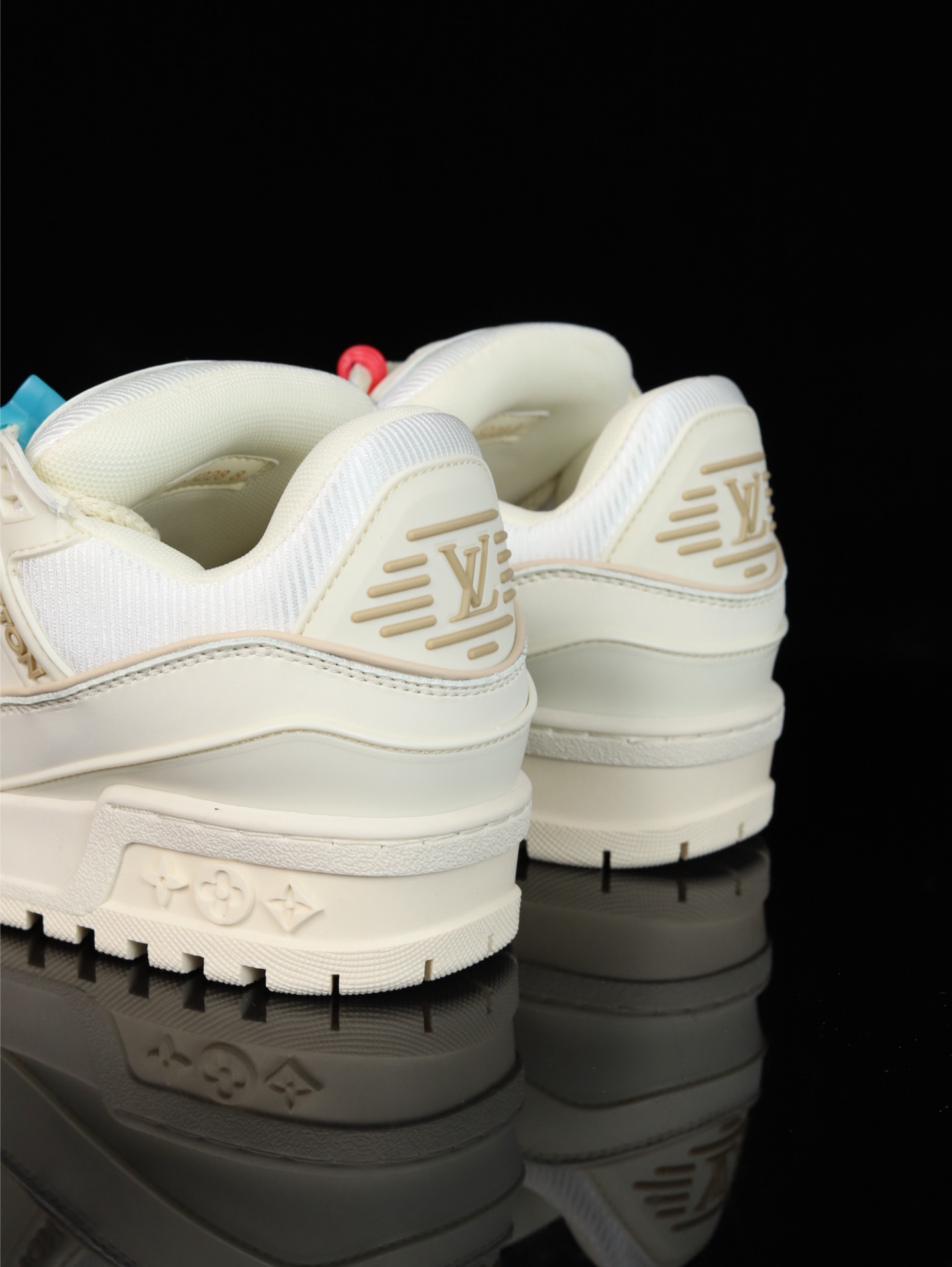 终端放货💰190 （本地自减）
B版&bull;Lv空胶头层 空胶工艺展现品质.
Louis Vuitton 路易威登 Trainer 驴牌
时装走秀运动鞋 实力大厂出品 平台专供 成熟的做工稳定的品控  完美鞋型超高的清洁度 全套原楦原纸版原鞋开模 全网最具灵魂的版型 翻盖式原装黄色鞋盒 正确中底印花 鞋面印花3D高频深度立体 全鞋电脑针车 紧密相连 针距密度一致 环保乳胶注塑鞋垫 厚度脚感还原原版 皮面裁剪部位 统一油边封口工艺 原装橡胶大底含胶量大底组合零偏差 越南定制版鞋盒  男女鞋 尺码：36 37 38 39 40 41 42 43 44 45 46