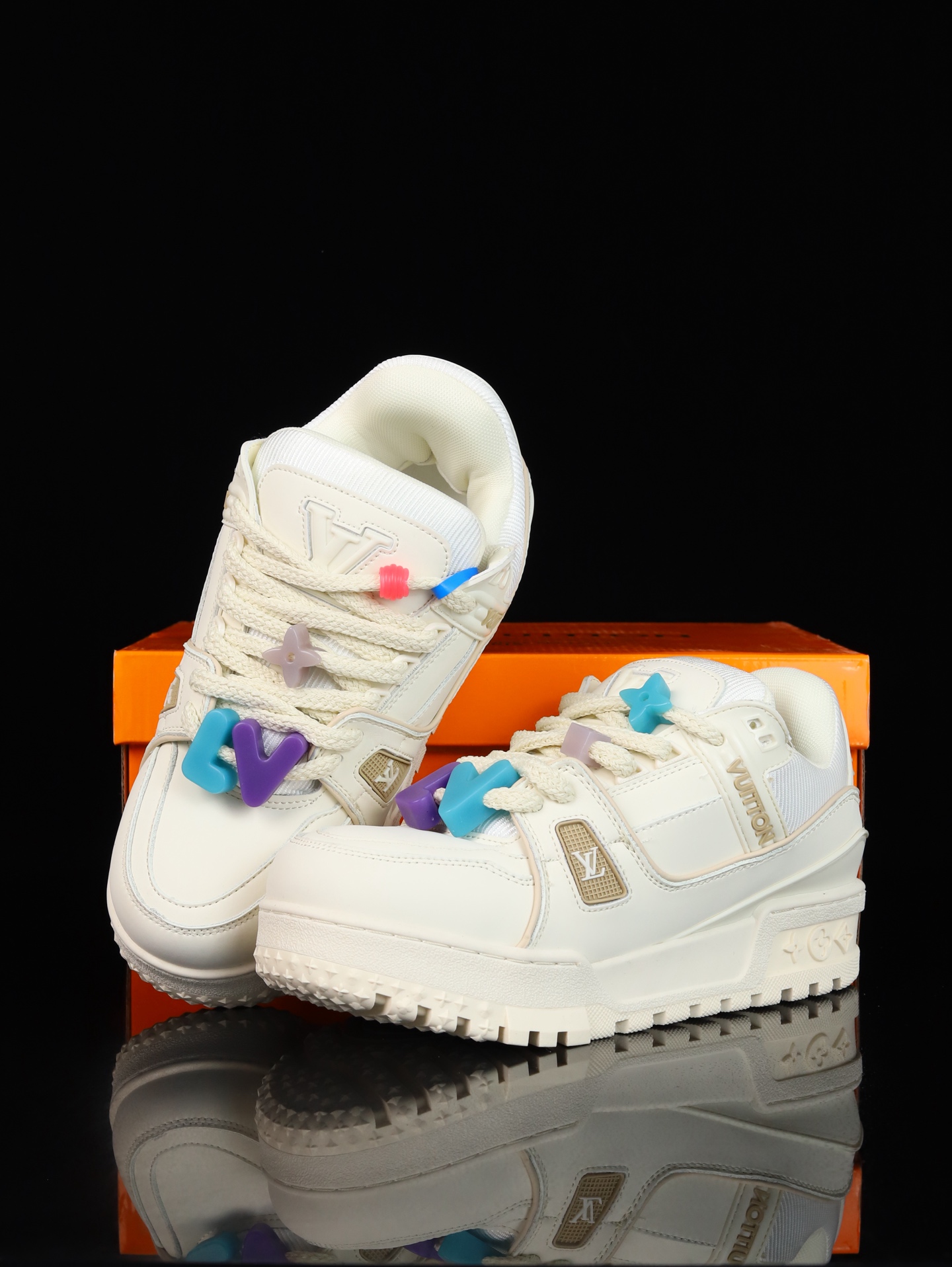 终端放货💰190 （本地自减）
B版&bull;Lv空胶头层 空胶工艺展现品质.
Louis Vuitton 路易威登 Trainer 驴牌
时装走秀运动鞋 实力大厂出品 平台专供 成熟的做工稳定的品控  完美鞋型超高的清洁度 全套原楦原纸版原鞋开模 全网最具灵魂的版型 翻盖式原装黄色鞋盒 正确中底印花 鞋面印花3D高频深度立体 全鞋电脑针车 紧密相连 针距密度一致 环保乳胶注塑鞋垫 厚度脚感还原原版 皮面裁剪部位 统一油边封口工艺 原装橡胶大底含胶量大底组合零偏差 越南定制版鞋盒  男女鞋 尺码：36 37 38 39 40 41 42 43 44 45 46