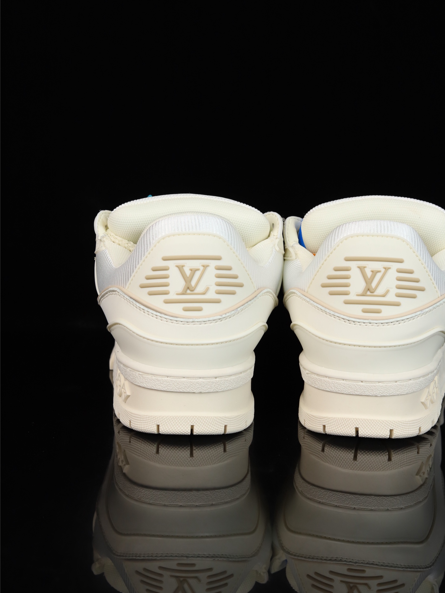 终端放货💰190 （本地自减）
B版&bull;Lv空胶头层 空胶工艺展现品质.
Louis Vuitton 路易威登 Trainer 驴牌
时装走秀运动鞋 实力大厂出品 平台专供 成熟的做工稳定的品控  完美鞋型超高的清洁度 全套原楦原纸版原鞋开模 全网最具灵魂的版型 翻盖式原装黄色鞋盒 正确中底印花 鞋面印花3D高频深度立体 全鞋电脑针车 紧密相连 针距密度一致 环保乳胶注塑鞋垫 厚度脚感还原原版 皮面裁剪部位 统一油边封口工艺 原装橡胶大底含胶量大底组合零偏差 越南定制版鞋盒  男女鞋 尺码：36 37 38 39 40 41 42 43 44 45 46