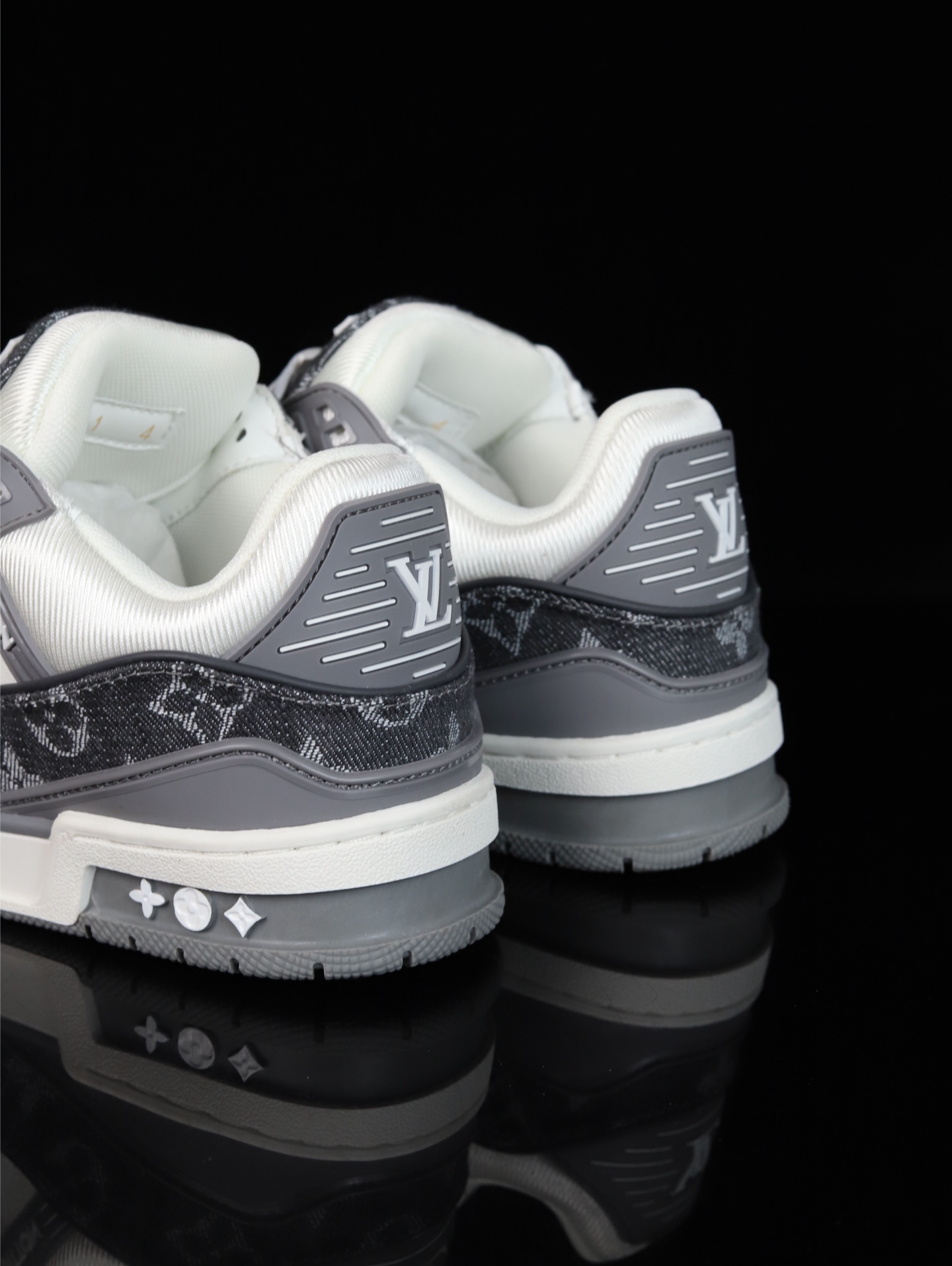 终端放货💰190（本地自减）
B版&bull;Lv空胶头层 空胶工艺展现品质.
Louis Vuitton 路易威登 Trainer 驴牌
时装走秀运动鞋 实力大厂出品 平台专供 成熟的做工稳定的品控  完美鞋型超高的清洁度 全套原楦原纸版原鞋开模 全网最具灵魂的版型 翻盖式原装黄色鞋盒 正确中底印花 鞋面印花3D高频深度立体 全鞋电脑针车 紧密相连 针距密度一致 环保乳胶注塑鞋垫 厚度脚感还原原版 皮面裁剪部位 统一油边封口工艺 原装橡胶大底含胶量大底组合零偏差 越南定制版鞋盒  男女鞋 尺码：36 37 38 39 40 41 42 43 44 45 46