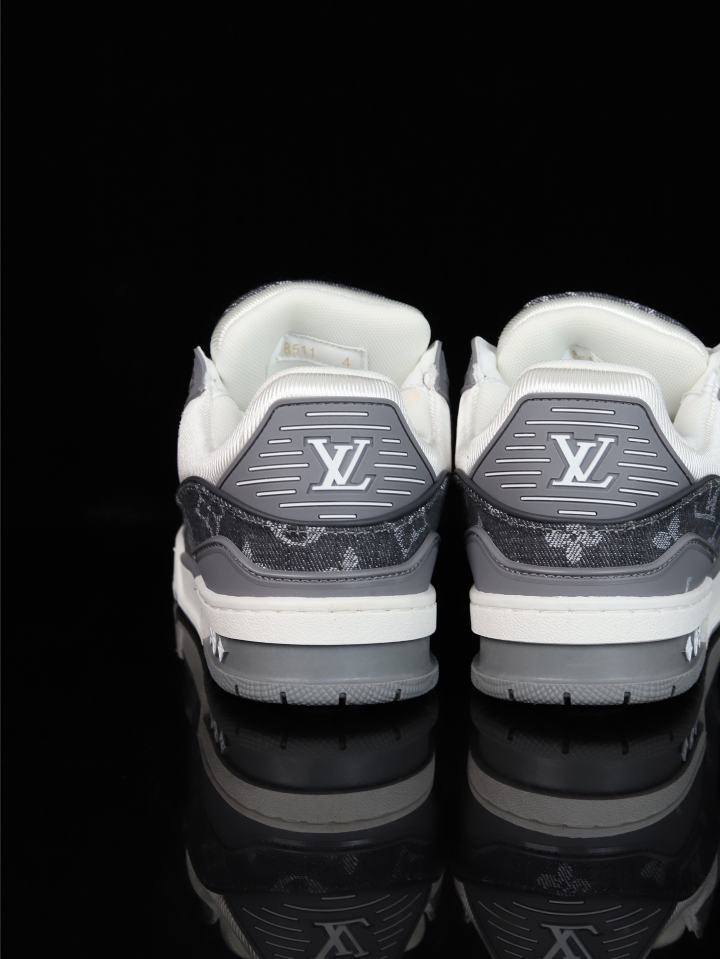 终端放货💰190（本地自减）
B版&bull;Lv空胶头层 空胶工艺展现品质.
Louis Vuitton 路易威登 Trainer 驴牌
时装走秀运动鞋 实力大厂出品 平台专供 成熟的做工稳定的品控  完美鞋型超高的清洁度 全套原楦原纸版原鞋开模 全网最具灵魂的版型 翻盖式原装黄色鞋盒 正确中底印花 鞋面印花3D高频深度立体 全鞋电脑针车 紧密相连 针距密度一致 环保乳胶注塑鞋垫 厚度脚感还原原版 皮面裁剪部位 统一油边封口工艺 原装橡胶大底含胶量大底组合零偏差 越南定制版鞋盒  男女鞋 尺码：36 37 38 39 40 41 42 43 44 45 46