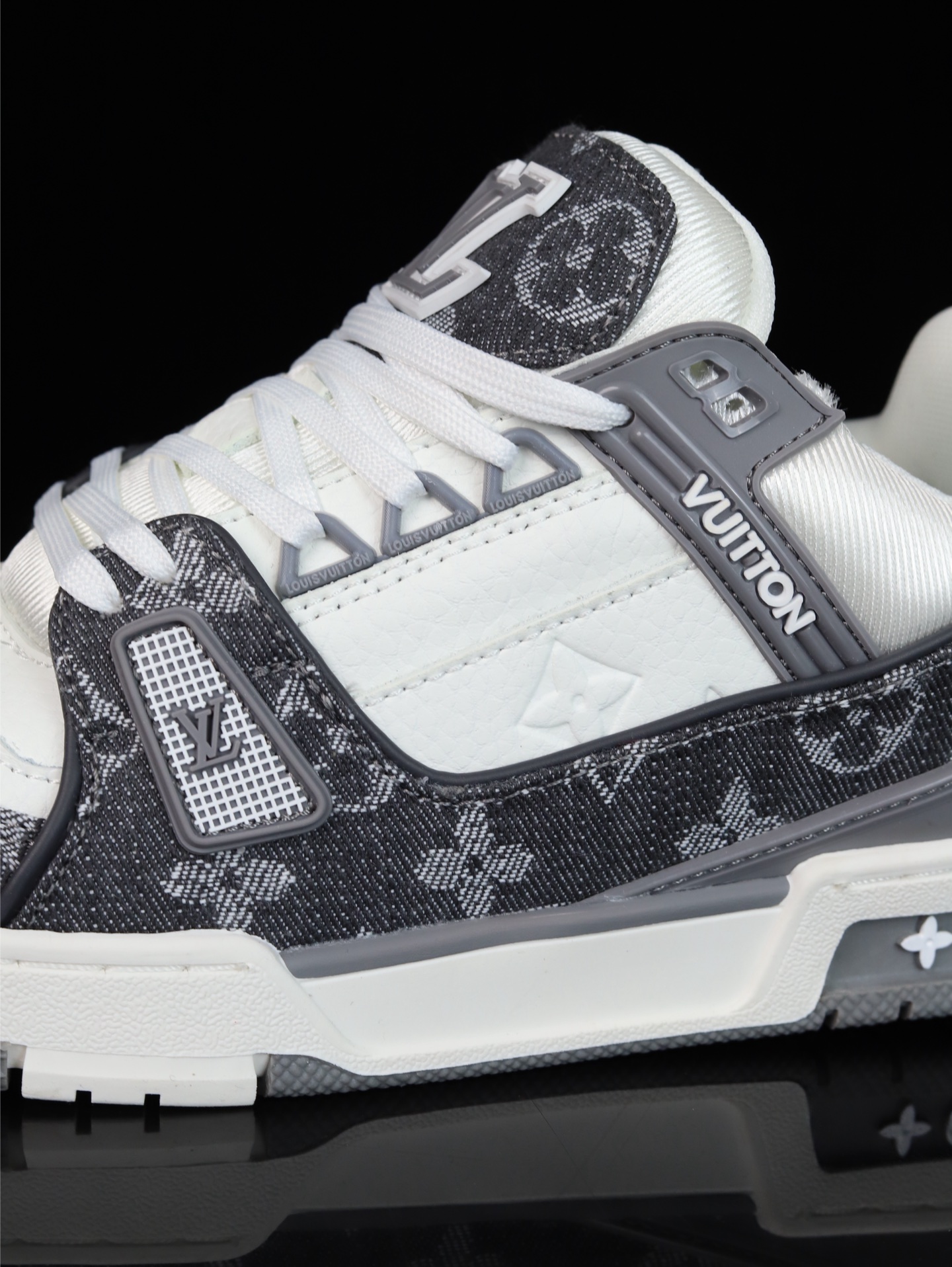 终端放货💰190（本地自减）
B版&bull;Lv空胶头层 空胶工艺展现品质.
Louis Vuitton 路易威登 Trainer 驴牌
时装走秀运动鞋 实力大厂出品 平台专供 成熟的做工稳定的品控  完美鞋型超高的清洁度 全套原楦原纸版原鞋开模 全网最具灵魂的版型 翻盖式原装黄色鞋盒 正确中底印花 鞋面印花3D高频深度立体 全鞋电脑针车 紧密相连 针距密度一致 环保乳胶注塑鞋垫 厚度脚感还原原版 皮面裁剪部位 统一油边封口工艺 原装橡胶大底含胶量大底组合零偏差 越南定制版鞋盒  男女鞋 尺码：36 37 38 39 40 41 42 43 44 45 46