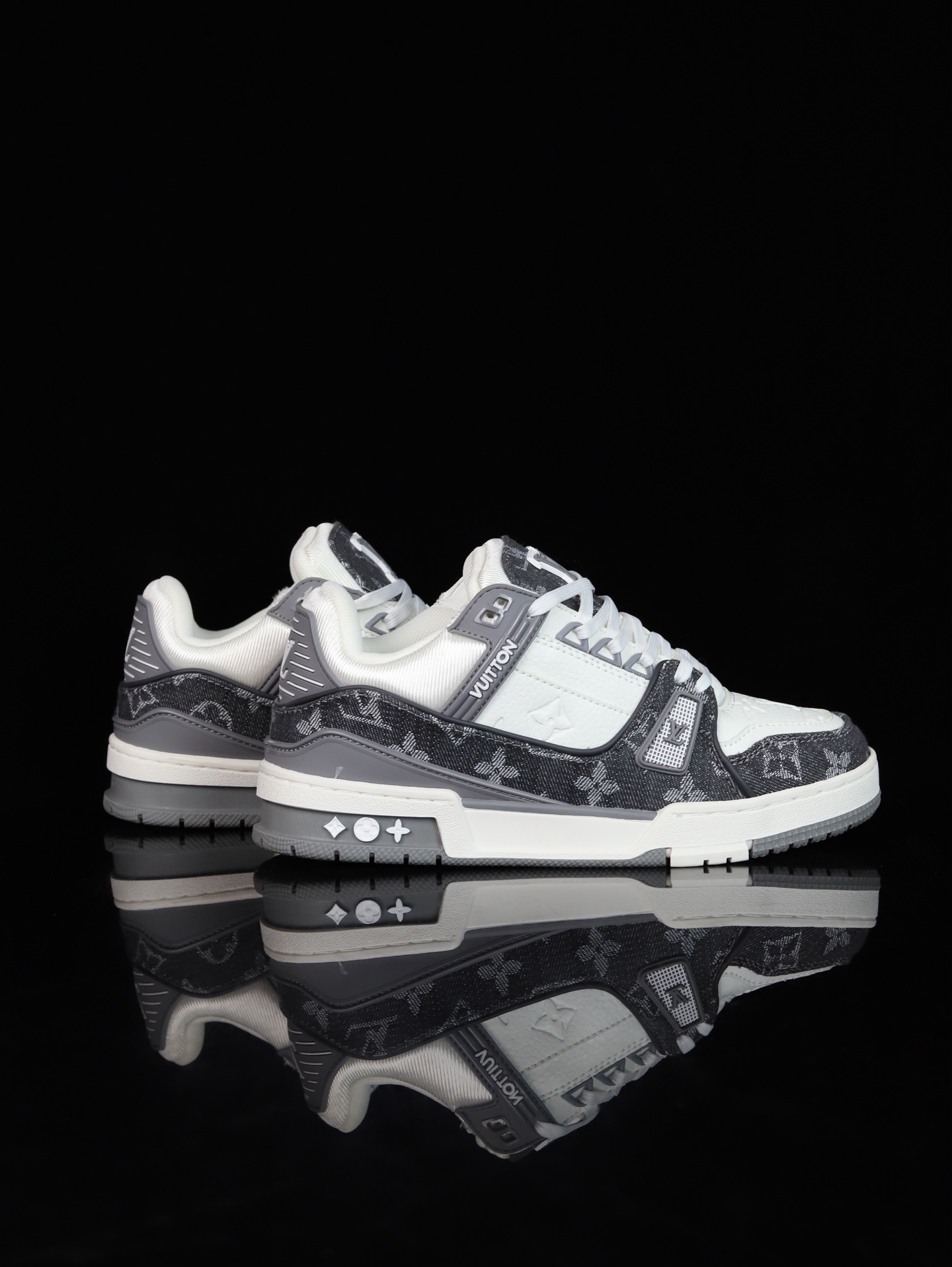 终端放货💰190（本地自减）
B版&bull;Lv空胶头层 空胶工艺展现品质.
Louis Vuitton 路易威登 Trainer 驴牌
时装走秀运动鞋 实力大厂出品 平台专供 成熟的做工稳定的品控  完美鞋型超高的清洁度 全套原楦原纸版原鞋开模 全网最具灵魂的版型 翻盖式原装黄色鞋盒 正确中底印花 鞋面印花3D高频深度立体 全鞋电脑针车 紧密相连 针距密度一致 环保乳胶注塑鞋垫 厚度脚感还原原版 皮面裁剪部位 统一油边封口工艺 原装橡胶大底含胶量大底组合零偏差 越南定制版鞋盒  男女鞋 尺码：36 37 38 39 40 41 42 43 44 45 46