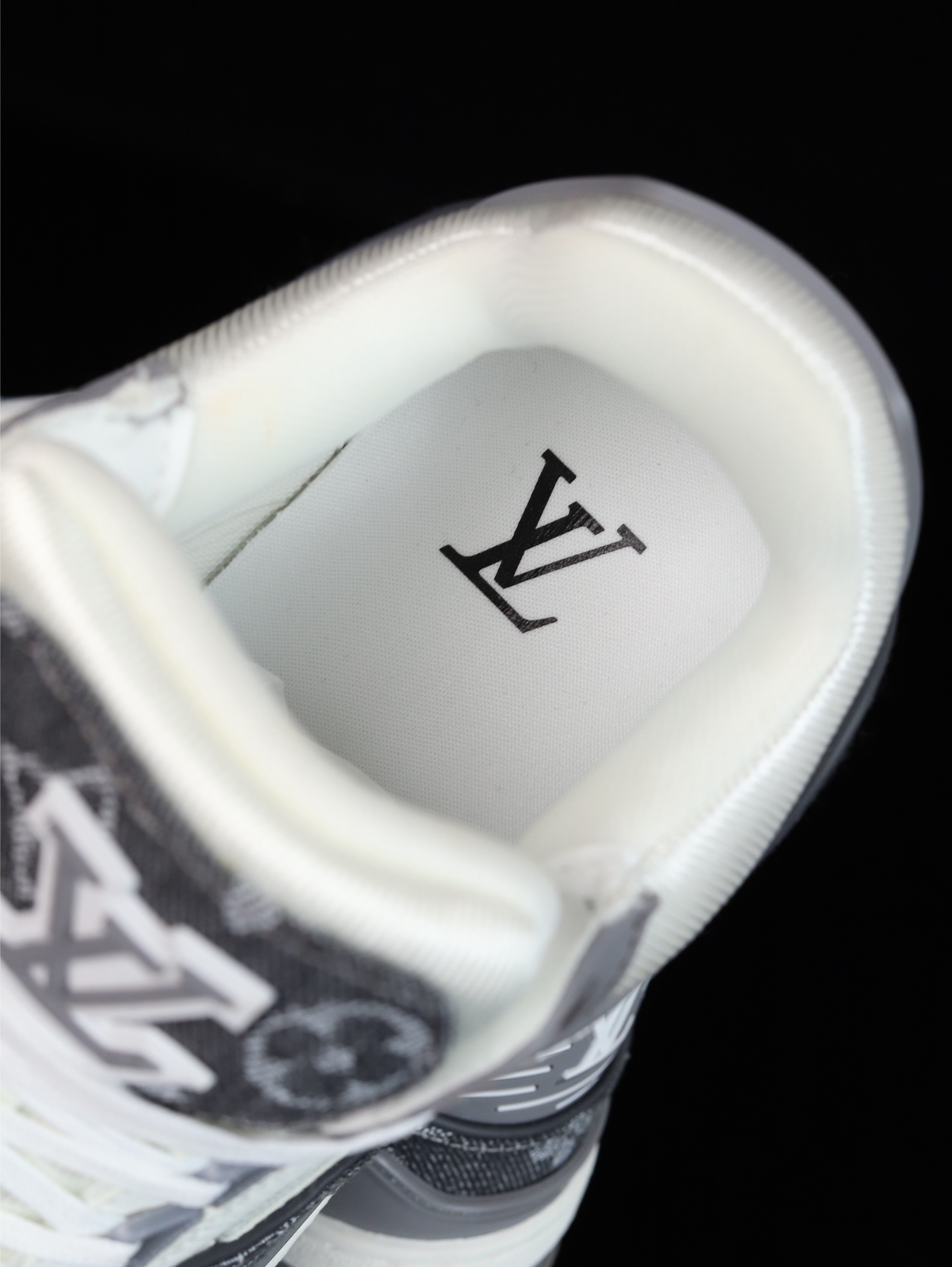 终端放货💰190（本地自减）
B版&bull;Lv空胶头层 空胶工艺展现品质.
Louis Vuitton 路易威登 Trainer 驴牌
时装走秀运动鞋 实力大厂出品 平台专供 成熟的做工稳定的品控  完美鞋型超高的清洁度 全套原楦原纸版原鞋开模 全网最具灵魂的版型 翻盖式原装黄色鞋盒 正确中底印花 鞋面印花3D高频深度立体 全鞋电脑针车 紧密相连 针距密度一致 环保乳胶注塑鞋垫 厚度脚感还原原版 皮面裁剪部位 统一油边封口工艺 原装橡胶大底含胶量大底组合零偏差 越南定制版鞋盒  男女鞋 尺码：36 37 38 39 40 41 42 43 44 45 46