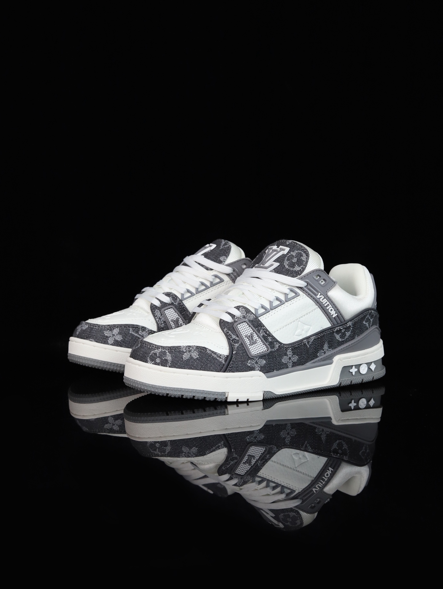 终端放货💰190（本地自减）
B版&bull;Lv空胶头层 空胶工艺展现品质.
Louis Vuitton 路易威登 Trainer 驴牌
时装走秀运动鞋 实力大厂出品 平台专供 成熟的做工稳定的品控  完美鞋型超高的清洁度 全套原楦原纸版原鞋开模 全网最具灵魂的版型 翻盖式原装黄色鞋盒 正确中底印花 鞋面印花3D高频深度立体 全鞋电脑针车 紧密相连 针距密度一致 环保乳胶注塑鞋垫 厚度脚感还原原版 皮面裁剪部位 统一油边封口工艺 原装橡胶大底含胶量大底组合零偏差 越南定制版鞋盒  男女鞋 尺码：36 37 38 39 40 41 42 43 44 45 46