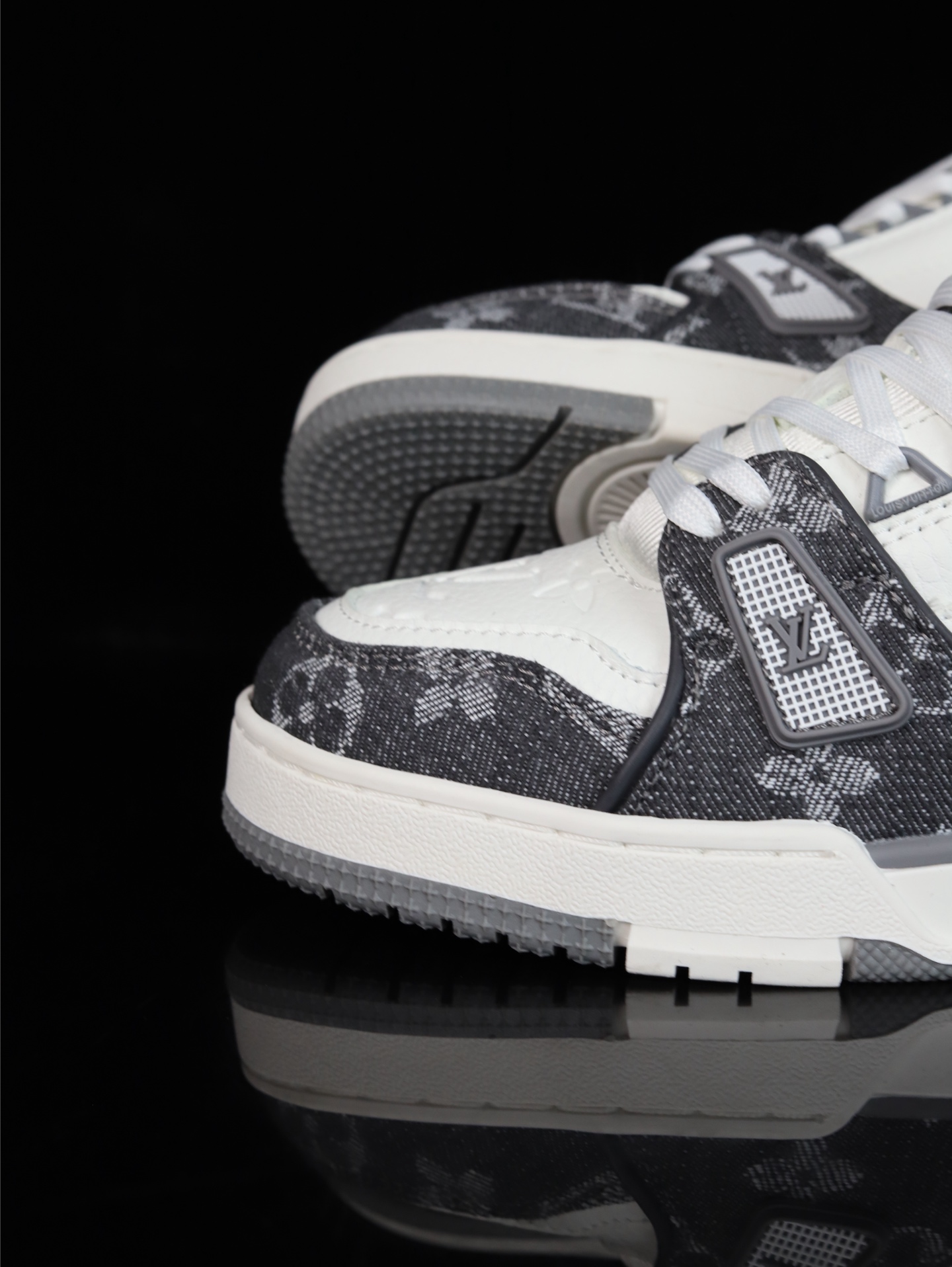 终端放货💰190（本地自减）
B版&bull;Lv空胶头层 空胶工艺展现品质.
Louis Vuitton 路易威登 Trainer 驴牌
时装走秀运动鞋 实力大厂出品 平台专供 成熟的做工稳定的品控  完美鞋型超高的清洁度 全套原楦原纸版原鞋开模 全网最具灵魂的版型 翻盖式原装黄色鞋盒 正确中底印花 鞋面印花3D高频深度立体 全鞋电脑针车 紧密相连 针距密度一致 环保乳胶注塑鞋垫 厚度脚感还原原版 皮面裁剪部位 统一油边封口工艺 原装橡胶大底含胶量大底组合零偏差 越南定制版鞋盒  男女鞋 尺码：36 37 38 39 40 41 42 43 44 45 46