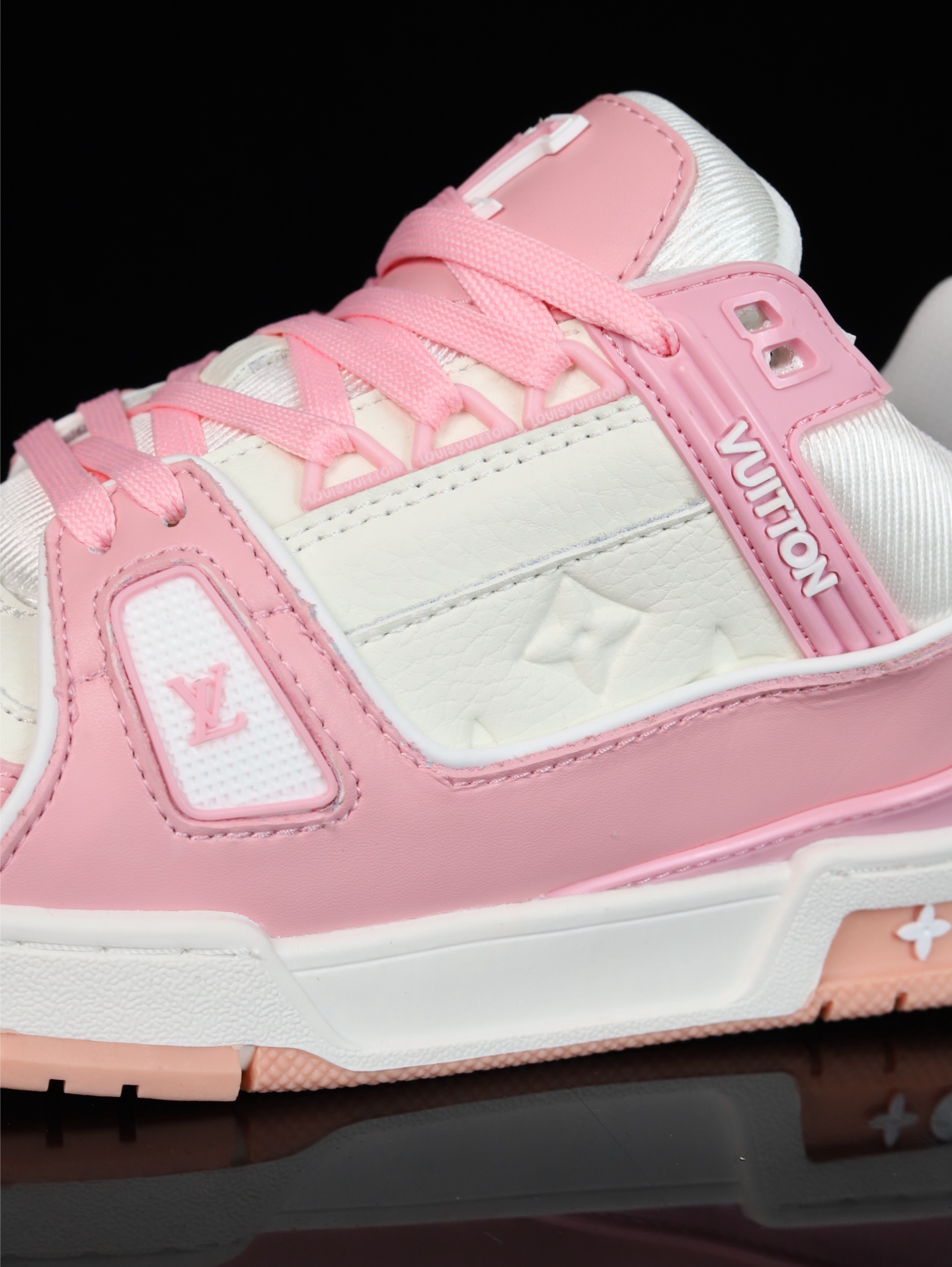 终端放货💰190（本地自减）
B版&bull;Lv空胶头层 空胶工艺展现品质.
Louis Vuitton 路易威登 Trainer 驴牌
时装走秀运动鞋 实力大厂出品 平台专供 成熟的做工稳定的品控  完美鞋型超高的清洁度 全套原楦原纸版原鞋开模 全网最具灵魂的版型 翻盖式原装黄色鞋盒 正确中底印花 鞋面印花3D高频深度立体 全鞋电脑针车 紧密相连 针距密度一致 环保乳胶注塑鞋垫 厚度脚感还原原版 皮面裁剪部位 统一油边封口工艺 原装橡胶大底含胶量大底组合零偏差 越南定制版鞋盒  男女鞋 尺码：36 37 38 39 40 41 42 43 44 45 46