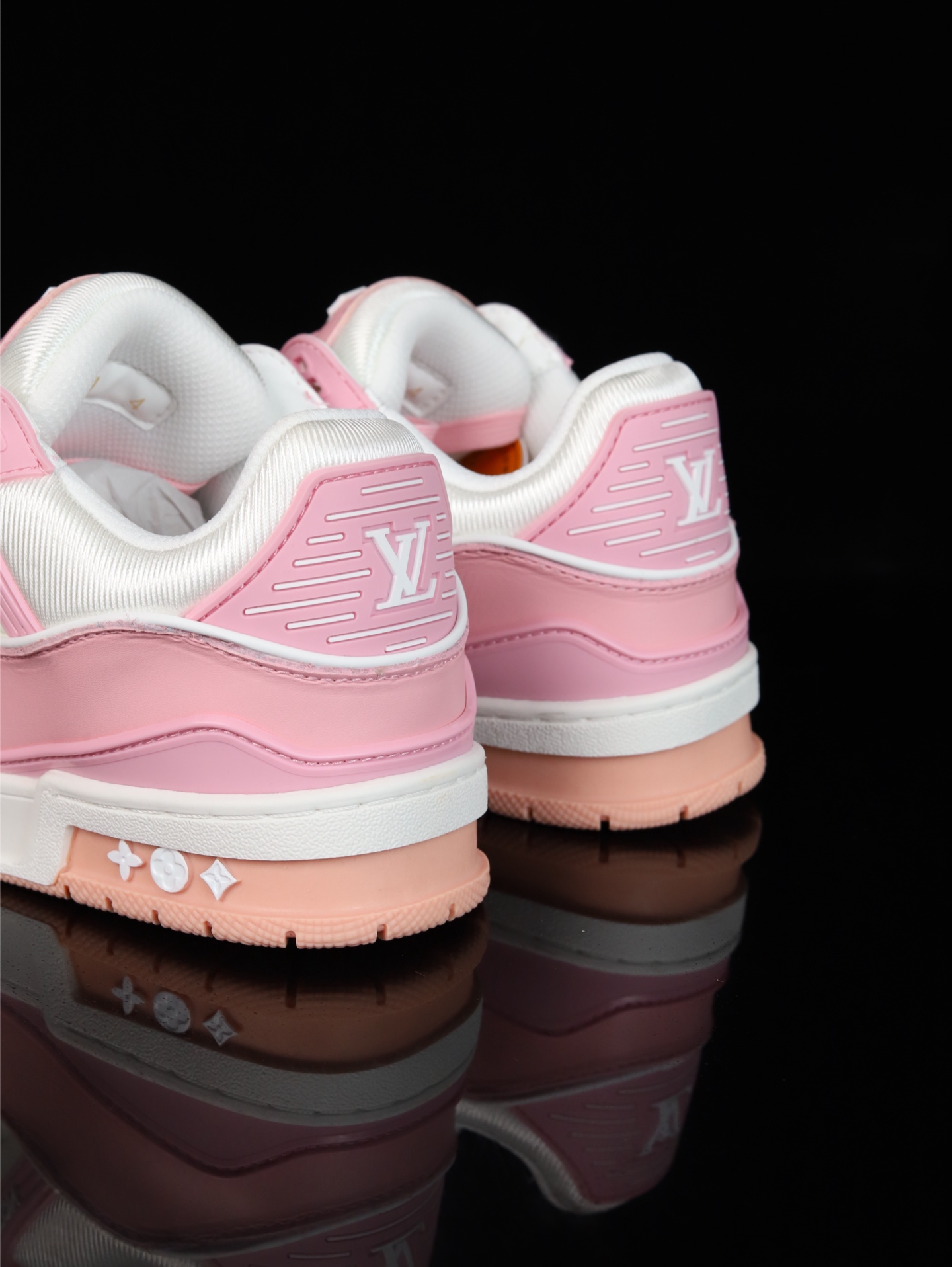 终端放货💰190（本地自减）
B版&bull;Lv空胶头层 空胶工艺展现品质.
Louis Vuitton 路易威登 Trainer 驴牌
时装走秀运动鞋 实力大厂出品 平台专供 成熟的做工稳定的品控  完美鞋型超高的清洁度 全套原楦原纸版原鞋开模 全网最具灵魂的版型 翻盖式原装黄色鞋盒 正确中底印花 鞋面印花3D高频深度立体 全鞋电脑针车 紧密相连 针距密度一致 环保乳胶注塑鞋垫 厚度脚感还原原版 皮面裁剪部位 统一油边封口工艺 原装橡胶大底含胶量大底组合零偏差 越南定制版鞋盒  男女鞋 尺码：36 37 38 39 40 41 42 43 44 45 46