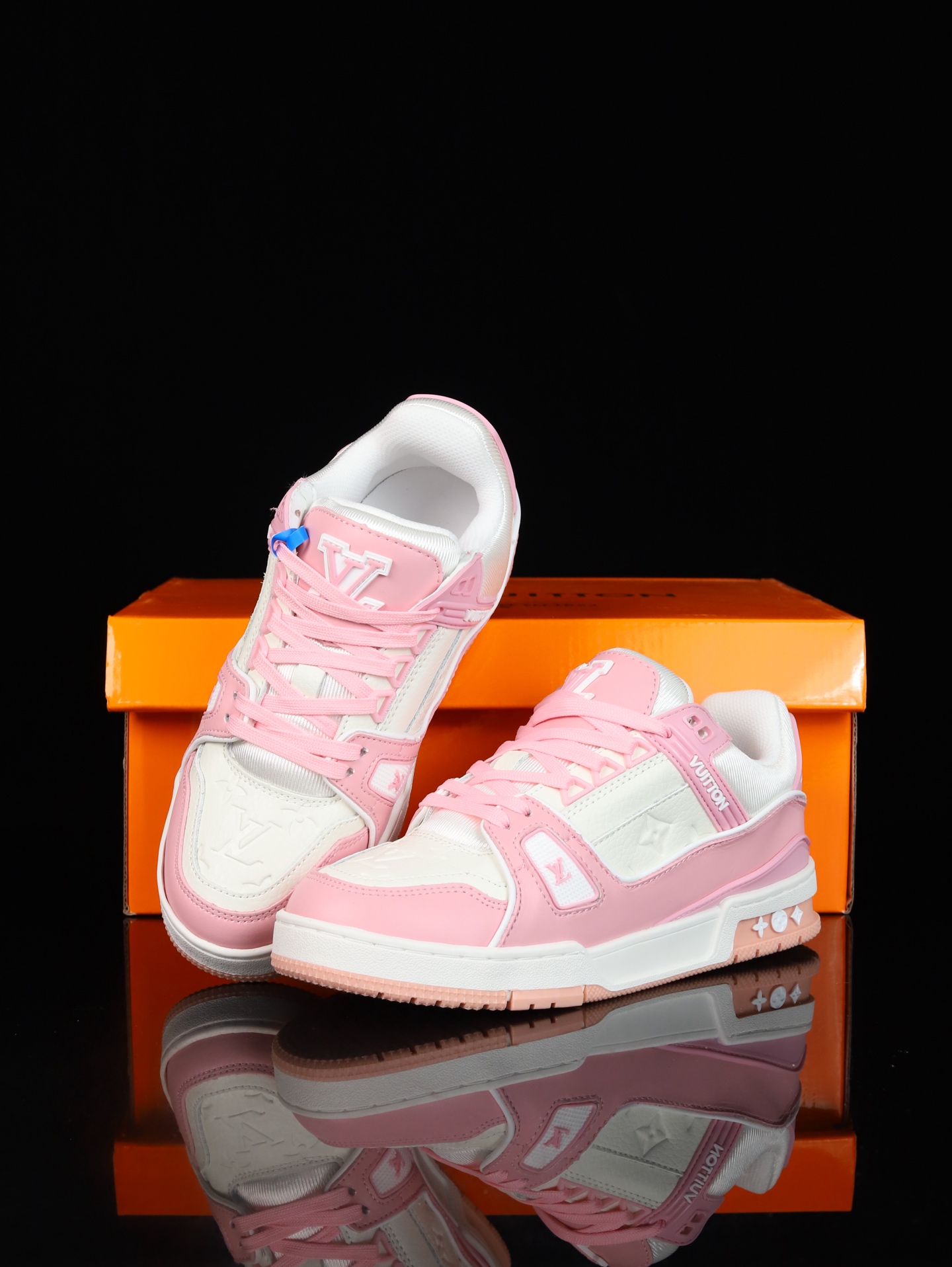 终端放货💰190（本地自减）
B版&bull;Lv空胶头层 空胶工艺展现品质.
Louis Vuitton 路易威登 Trainer 驴牌
时装走秀运动鞋 实力大厂出品 平台专供 成熟的做工稳定的品控  完美鞋型超高的清洁度 全套原楦原纸版原鞋开模 全网最具灵魂的版型 翻盖式原装黄色鞋盒 正确中底印花 鞋面印花3D高频深度立体 全鞋电脑针车 紧密相连 针距密度一致 环保乳胶注塑鞋垫 厚度脚感还原原版 皮面裁剪部位 统一油边封口工艺 原装橡胶大底含胶量大底组合零偏差 越南定制版鞋盒  男女鞋 尺码：36 37 38 39 40 41 42 43 44 45 46