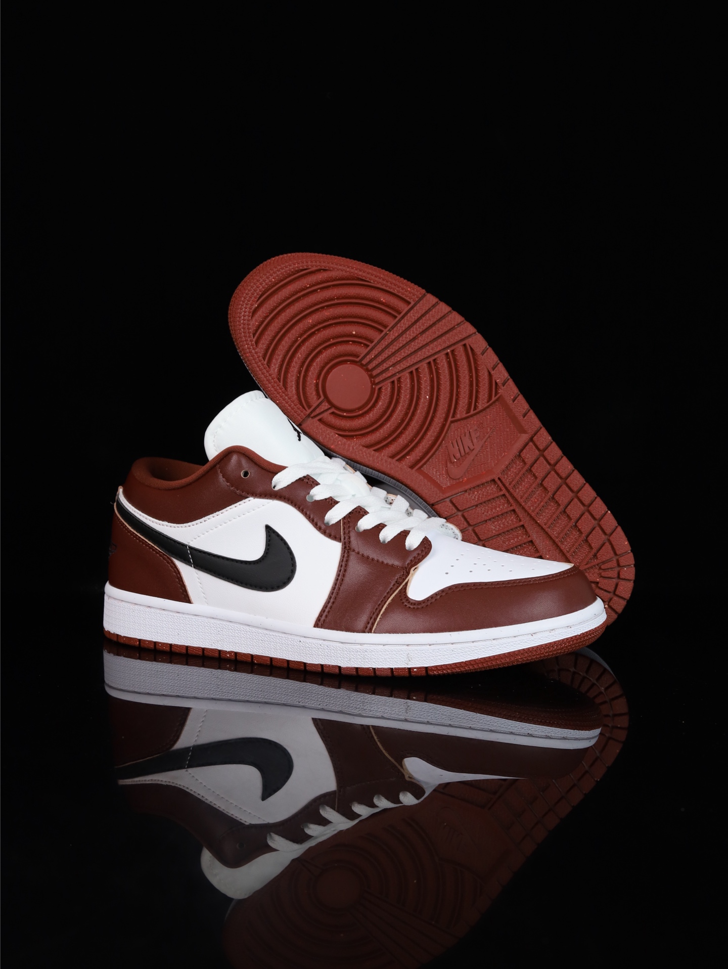 💰100
M版•头层极致性价比·Nike Air Jordan 1 Low
无原鞋不开发 原厂内置气垫魔块 A模大底 头层小牛皮 鞋舌AJ原厂专用牛津布+AJ专用反口珍珠布+原厂无杂质高弹内里海棉+特殊封边弹力鞋带
货号: HF3148-102
Size :36 36.5 37.5 38 38.5 39 40 40.5 41 42 42.5 43 44 44.5 45 46