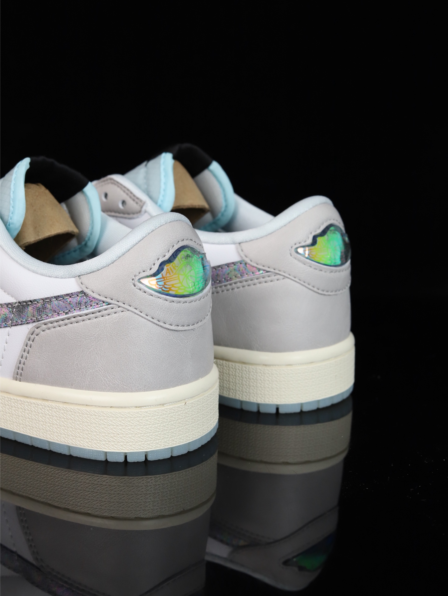 💰100
M版•头层极致性价比·Nike Air Jordan 1 Low
无原鞋不开发 原厂内置气垫魔块 A模大底 头层小牛皮 鞋舌AJ原厂专用牛津布+AJ专用反口珍珠布+原厂无杂质高弹内里海棉+特殊封边弹力鞋带
货号: HF3144-100
Size :36 36.5 37.5 38 38.5 39 40 40.5 41 42 42.5 43 44 44.5 45 46