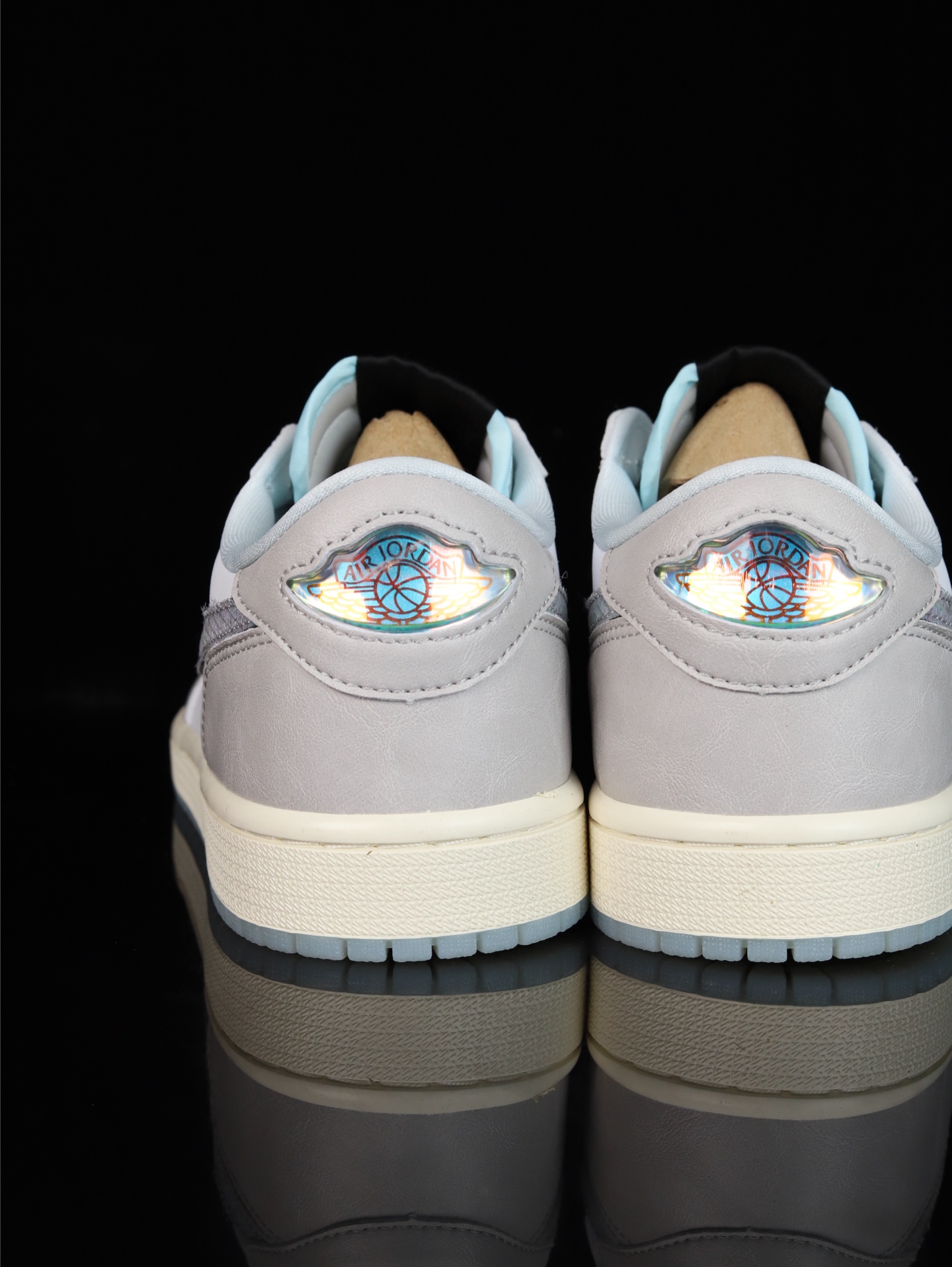 💰100
M版•头层极致性价比·Nike Air Jordan 1 Low
无原鞋不开发 原厂内置气垫魔块 A模大底 头层小牛皮 鞋舌AJ原厂专用牛津布+AJ专用反口珍珠布+原厂无杂质高弹内里海棉+特殊封边弹力鞋带
货号: HF3144-100
Size :36 36.5 37.5 38 38.5 39 40 40.5 41 42 42.5 43 44 44.5 45 46