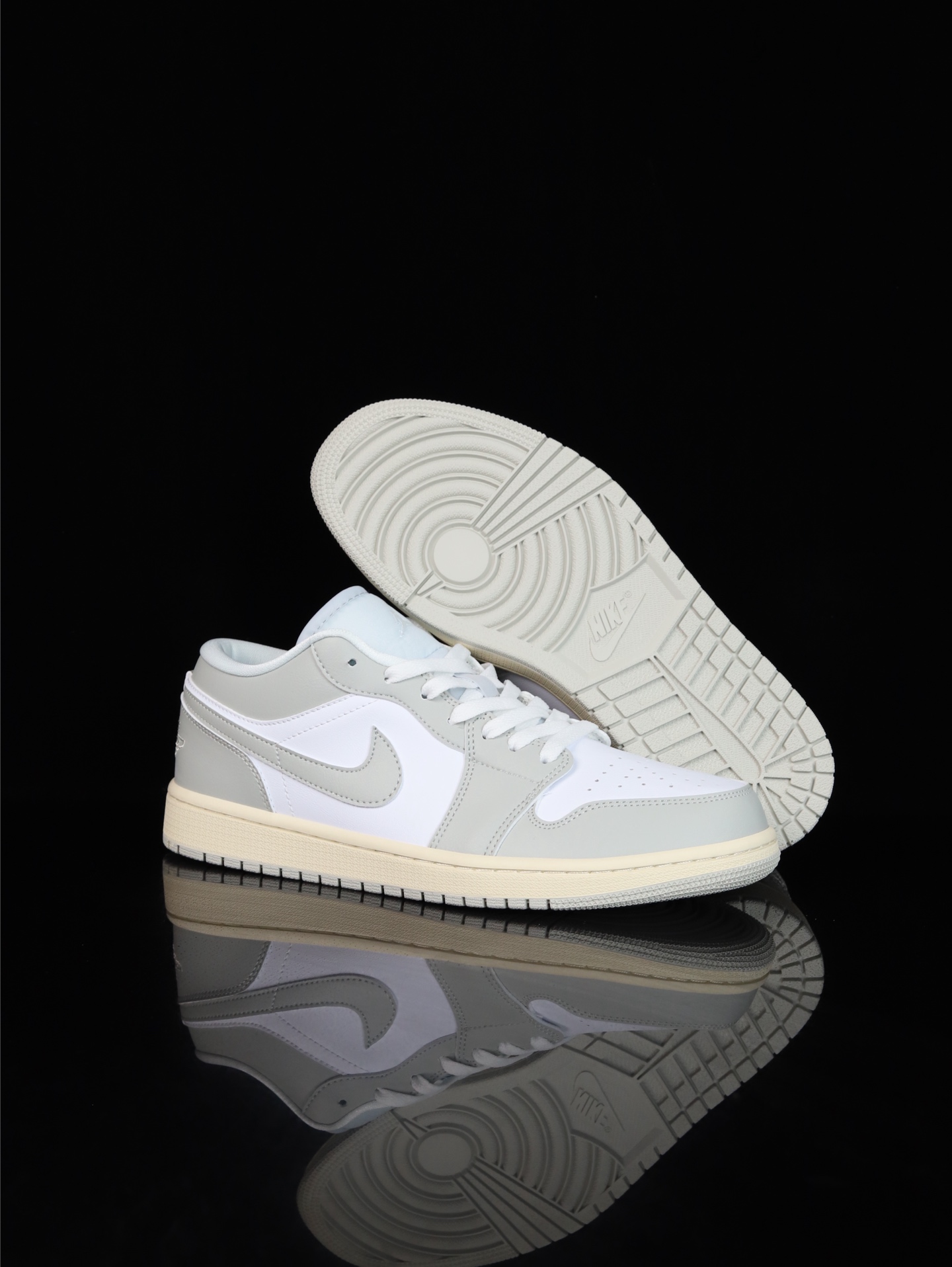 💰100
M版•头层极致性价比·Nike Air Jordan 1 Low
无原鞋不开发 原厂内置气垫魔块 A模大底 头层小牛皮 鞋舌AJ原厂专用牛津布+AJ专用反口珍珠布+原厂无杂质高弹内里海棉+特殊封边弹力鞋带
货号: DC0774-103
Size :36 36.5 37.5 38 38.5 39 40 40.5 41 42 42.5 43 44 44.5 45 46