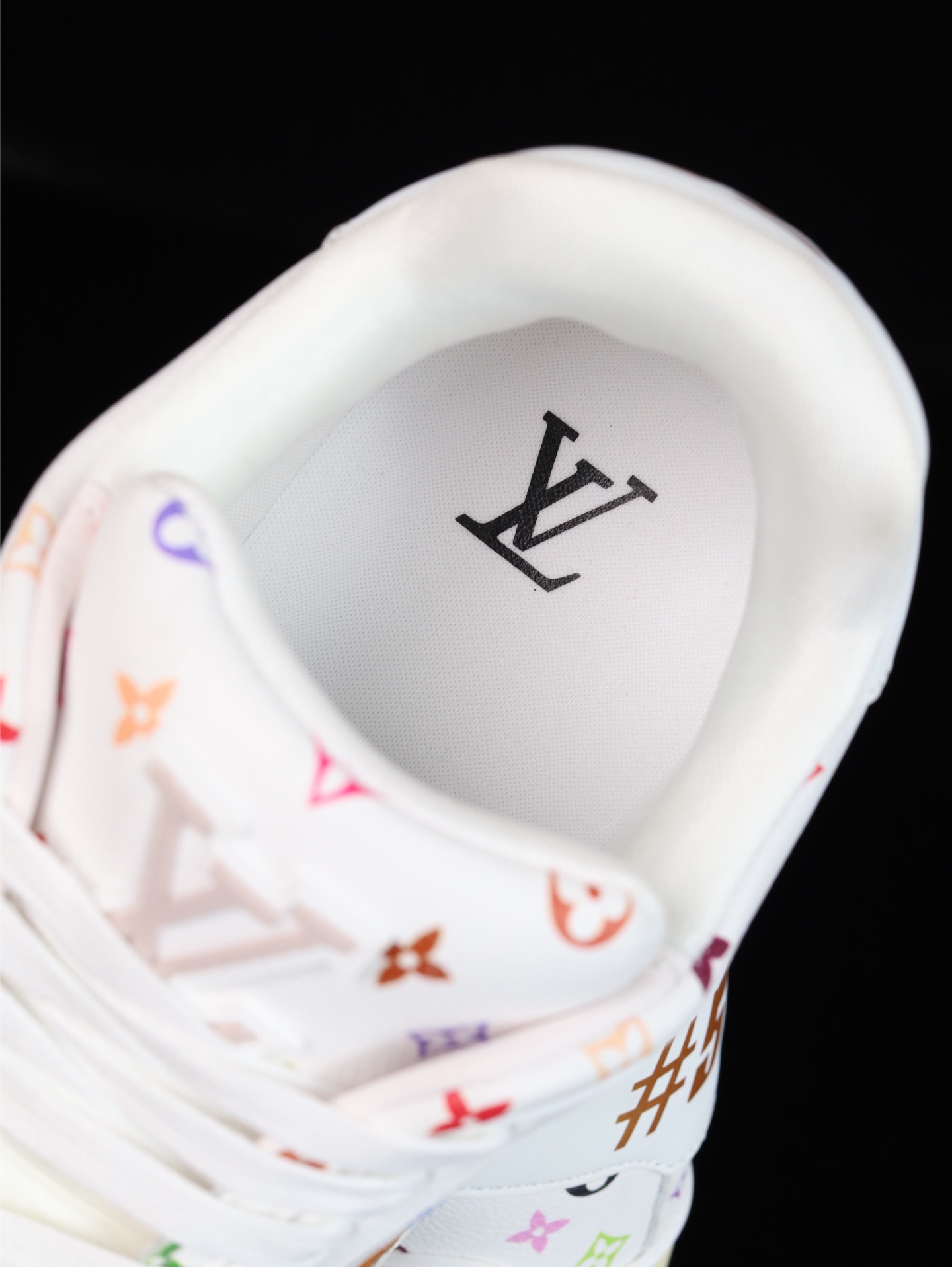 终端放货💰190 （本地自减）
B版&bull;Lv空胶头层 空胶工艺展现品质.
Louis Vuitton 路易威登 Trainer 驴牌
时装走秀运动鞋 实力大厂出品 平台专供 成熟的做工稳定的品控  完美鞋型超高的清洁度 全套原楦原纸版原鞋开模 全网最具灵魂的版型 翻盖式原装黄色鞋盒 正确中底印花 鞋面印花3D高频深度立体 全鞋电脑针车 紧密相连 针距密度一致 环保乳胶注塑鞋垫 厚度脚感还原原版 皮面裁剪部位 统一油边封口工艺 原装橡胶大底含胶量大底组合零偏差 越南定制版鞋盒  男女鞋 尺码：36 37 38 39 40 41 42 43 44 45 46