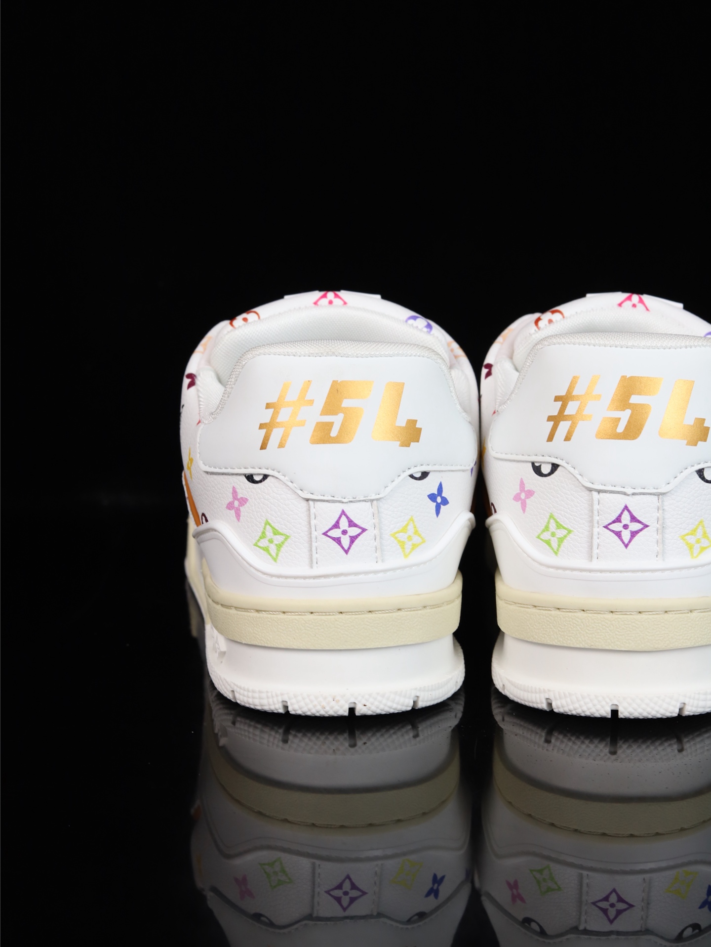 终端放货💰190 （本地自减）
B版&bull;Lv空胶头层 空胶工艺展现品质.
Louis Vuitton 路易威登 Trainer 驴牌
时装走秀运动鞋 实力大厂出品 平台专供 成熟的做工稳定的品控  完美鞋型超高的清洁度 全套原楦原纸版原鞋开模 全网最具灵魂的版型 翻盖式原装黄色鞋盒 正确中底印花 鞋面印花3D高频深度立体 全鞋电脑针车 紧密相连 针距密度一致 环保乳胶注塑鞋垫 厚度脚感还原原版 皮面裁剪部位 统一油边封口工艺 原装橡胶大底含胶量大底组合零偏差 越南定制版鞋盒  男女鞋 尺码：36 37 38 39 40 41 42 43 44 45 46