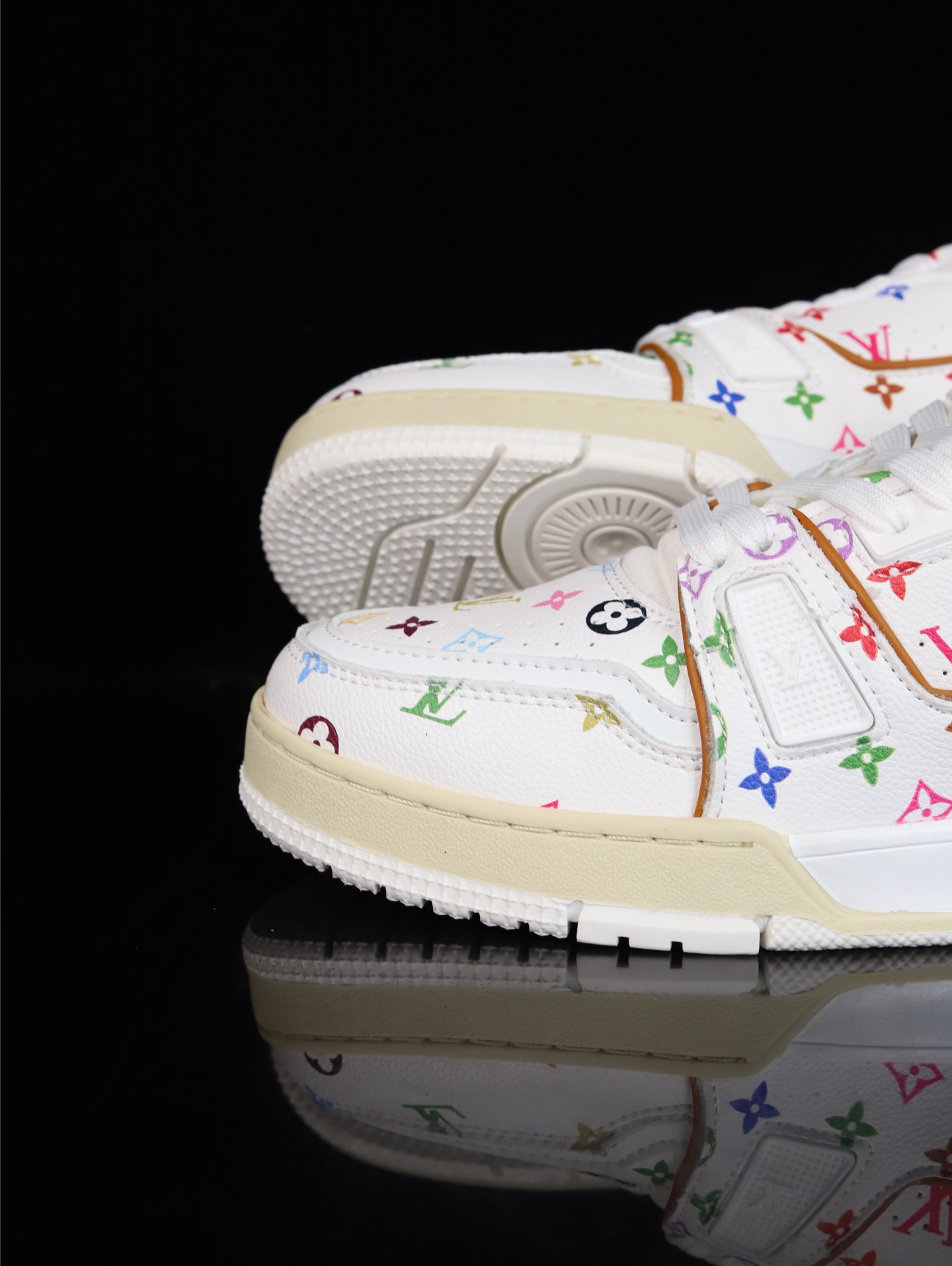 终端放货💰190 （本地自减）
B版&bull;Lv空胶头层 空胶工艺展现品质.
Louis Vuitton 路易威登 Trainer 驴牌
时装走秀运动鞋 实力大厂出品 平台专供 成熟的做工稳定的品控  完美鞋型超高的清洁度 全套原楦原纸版原鞋开模 全网最具灵魂的版型 翻盖式原装黄色鞋盒 正确中底印花 鞋面印花3D高频深度立体 全鞋电脑针车 紧密相连 针距密度一致 环保乳胶注塑鞋垫 厚度脚感还原原版 皮面裁剪部位 统一油边封口工艺 原装橡胶大底含胶量大底组合零偏差 越南定制版鞋盒  男女鞋 尺码：36 37 38 39 40 41 42 43 44 45 46