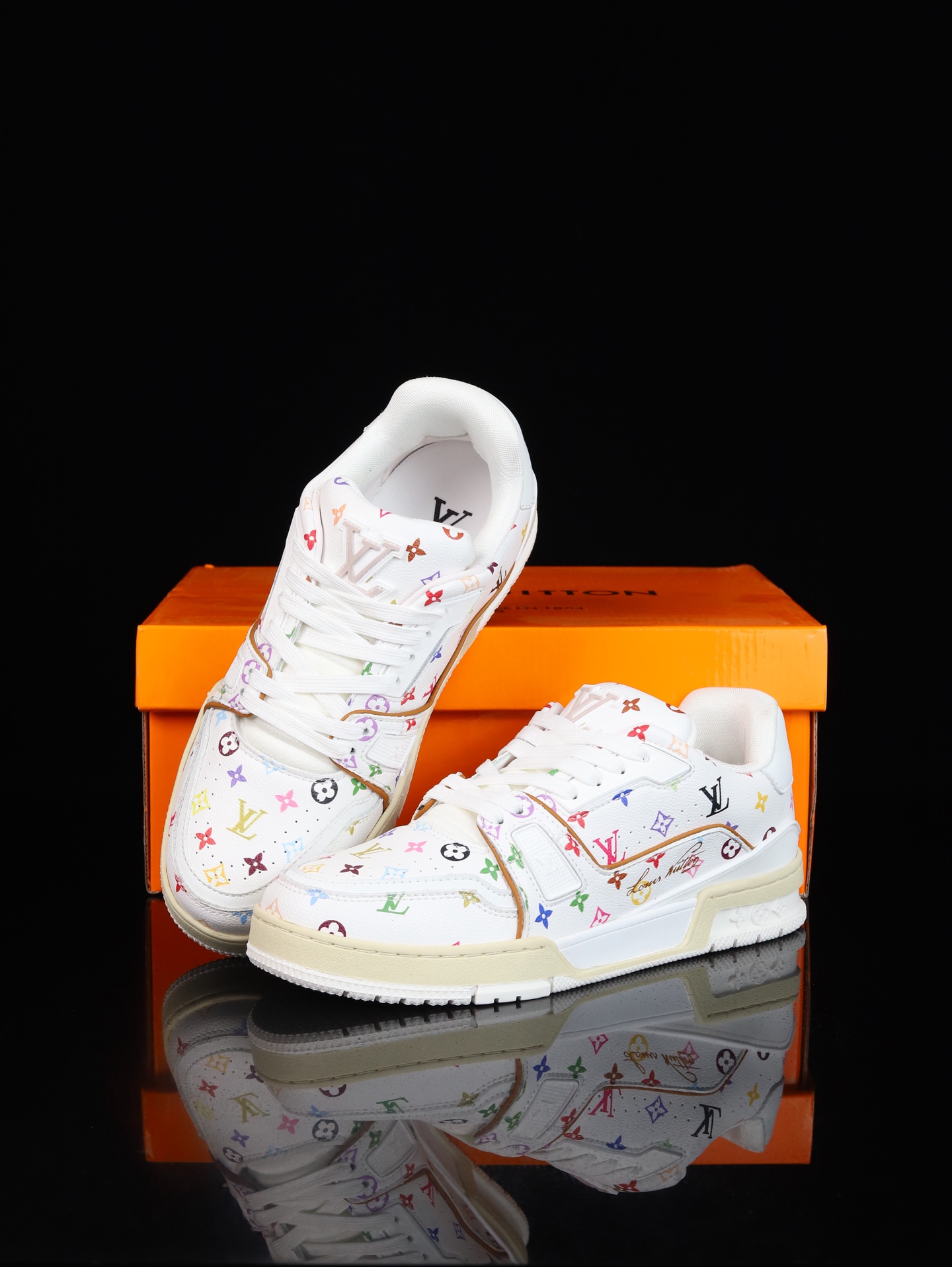 终端放货💰190 （本地自减）
B版&bull;Lv空胶头层 空胶工艺展现品质.
Louis Vuitton 路易威登 Trainer 驴牌
时装走秀运动鞋 实力大厂出品 平台专供 成熟的做工稳定的品控  完美鞋型超高的清洁度 全套原楦原纸版原鞋开模 全网最具灵魂的版型 翻盖式原装黄色鞋盒 正确中底印花 鞋面印花3D高频深度立体 全鞋电脑针车 紧密相连 针距密度一致 环保乳胶注塑鞋垫 厚度脚感还原原版 皮面裁剪部位 统一油边封口工艺 原装橡胶大底含胶量大底组合零偏差 越南定制版鞋盒  男女鞋 尺码：36 37 38 39 40 41 42 43 44 45 46