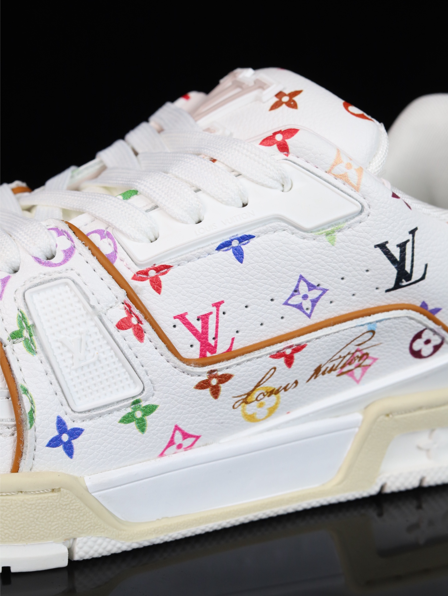 终端放货💰190 （本地自减）
B版&bull;Lv空胶头层 空胶工艺展现品质.
Louis Vuitton 路易威登 Trainer 驴牌
时装走秀运动鞋 实力大厂出品 平台专供 成熟的做工稳定的品控  完美鞋型超高的清洁度 全套原楦原纸版原鞋开模 全网最具灵魂的版型 翻盖式原装黄色鞋盒 正确中底印花 鞋面印花3D高频深度立体 全鞋电脑针车 紧密相连 针距密度一致 环保乳胶注塑鞋垫 厚度脚感还原原版 皮面裁剪部位 统一油边封口工艺 原装橡胶大底含胶量大底组合零偏差 越南定制版鞋盒  男女鞋 尺码：36 37 38 39 40 41 42 43 44 45 46