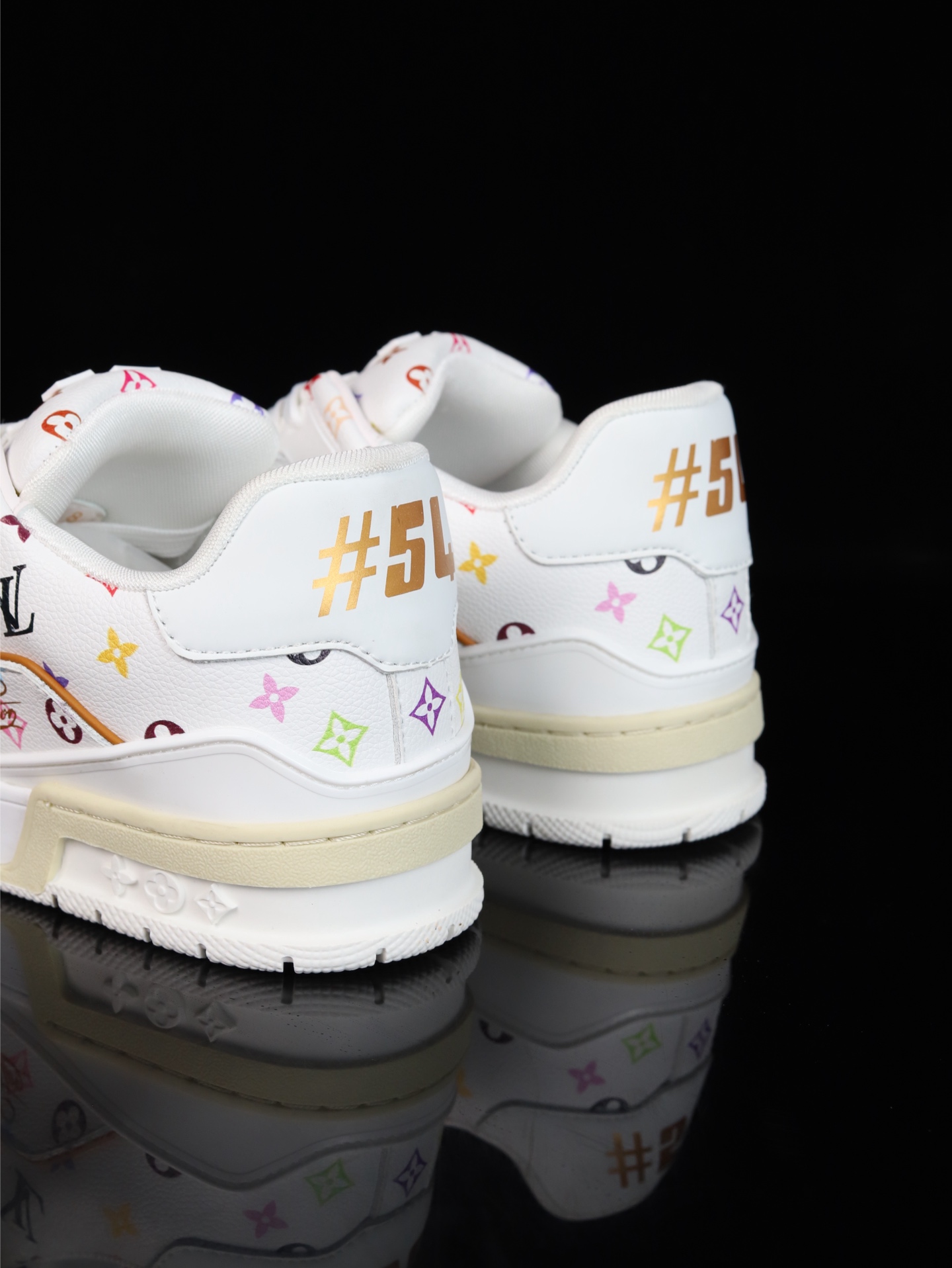 终端放货💰190 （本地自减）
B版&bull;Lv空胶头层 空胶工艺展现品质.
Louis Vuitton 路易威登 Trainer 驴牌
时装走秀运动鞋 实力大厂出品 平台专供 成熟的做工稳定的品控  完美鞋型超高的清洁度 全套原楦原纸版原鞋开模 全网最具灵魂的版型 翻盖式原装黄色鞋盒 正确中底印花 鞋面印花3D高频深度立体 全鞋电脑针车 紧密相连 针距密度一致 环保乳胶注塑鞋垫 厚度脚感还原原版 皮面裁剪部位 统一油边封口工艺 原装橡胶大底含胶量大底组合零偏差 越南定制版鞋盒  男女鞋 尺码：36 37 38 39 40 41 42 43 44 45 46