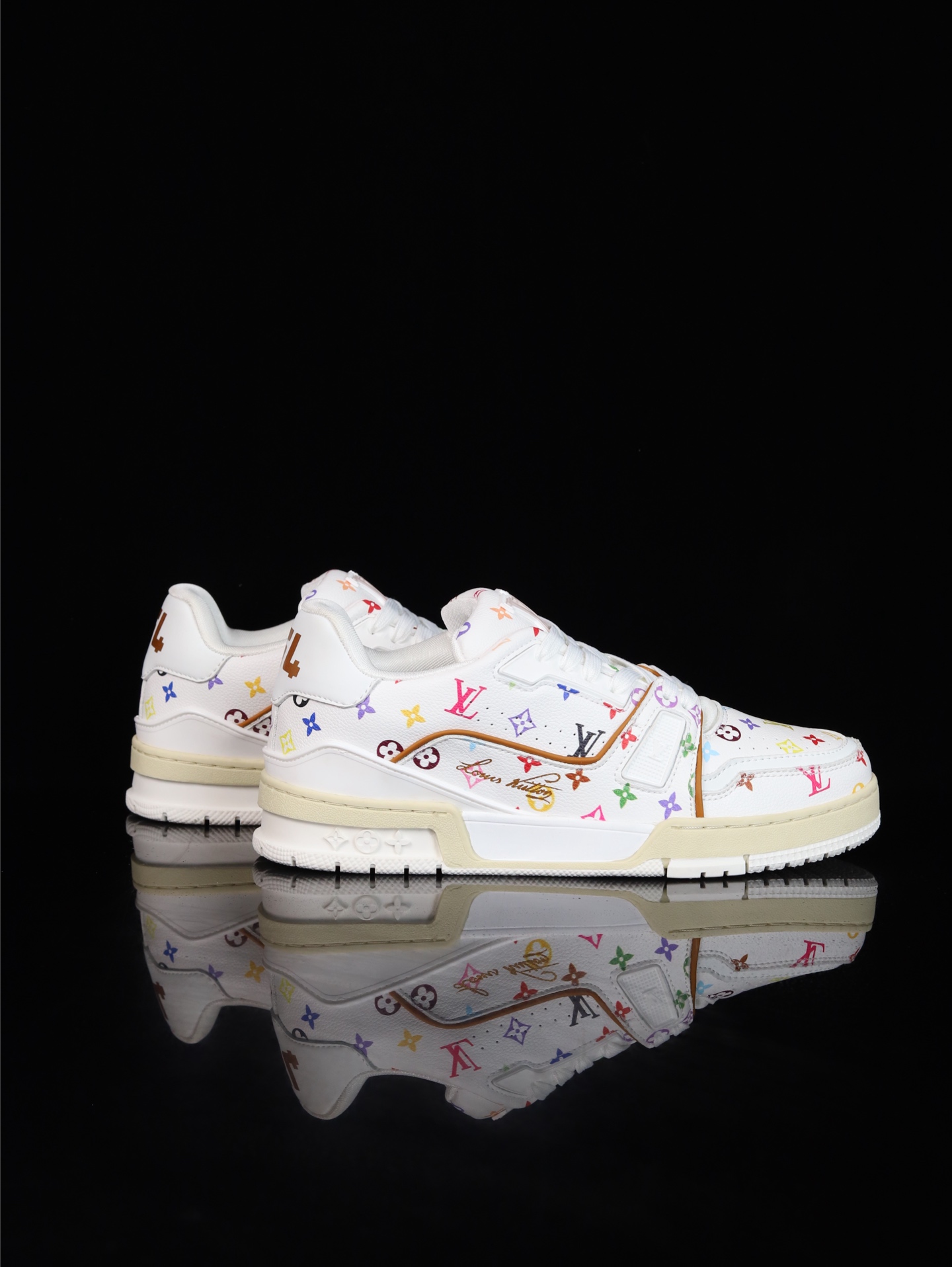 终端放货💰190 （本地自减）
B版&bull;Lv空胶头层 空胶工艺展现品质.
Louis Vuitton 路易威登 Trainer 驴牌
时装走秀运动鞋 实力大厂出品 平台专供 成熟的做工稳定的品控  完美鞋型超高的清洁度 全套原楦原纸版原鞋开模 全网最具灵魂的版型 翻盖式原装黄色鞋盒 正确中底印花 鞋面印花3D高频深度立体 全鞋电脑针车 紧密相连 针距密度一致 环保乳胶注塑鞋垫 厚度脚感还原原版 皮面裁剪部位 统一油边封口工艺 原装橡胶大底含胶量大底组合零偏差 越南定制版鞋盒  男女鞋 尺码：36 37 38 39 40 41 42 43 44 45 46