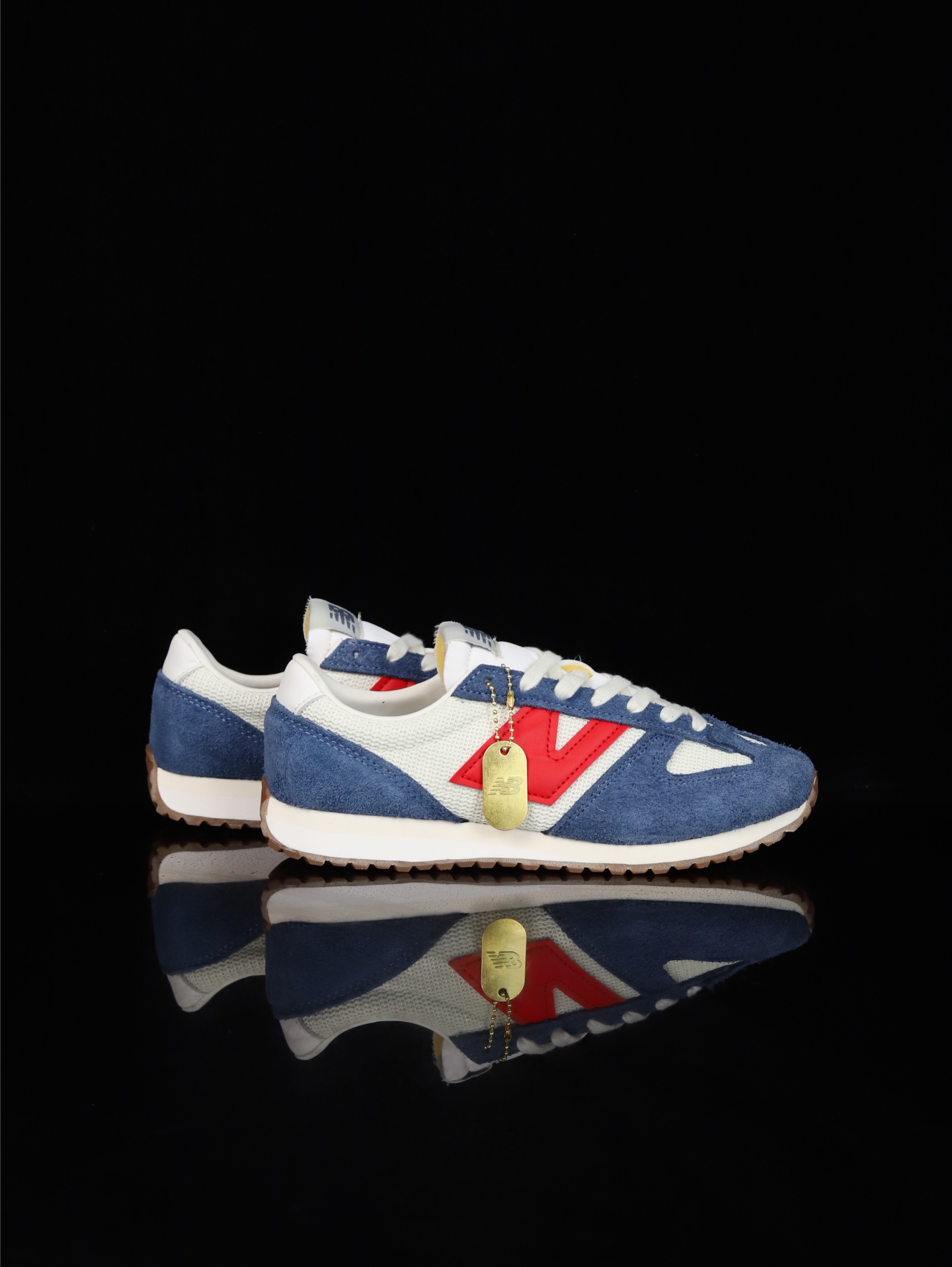 终端放货💰130（本地自减）
•C版·极致性价比 New Balance NB 471系列 
471鞋款特别附赠两双带有品牌标识的限定配色鞋带，在色彩的变换间激发更多造型灵感
New Balance 471鞋款的诞生，不仅承载着New Balance对复古薄底跑鞋的创意诠释，更延续了品牌对经典设计的传承与致敬。
货号：U471AK
尺码：36 37 37.5 38 38.5 39.5 40 40.5 41.5 42 42.5 43 44 45