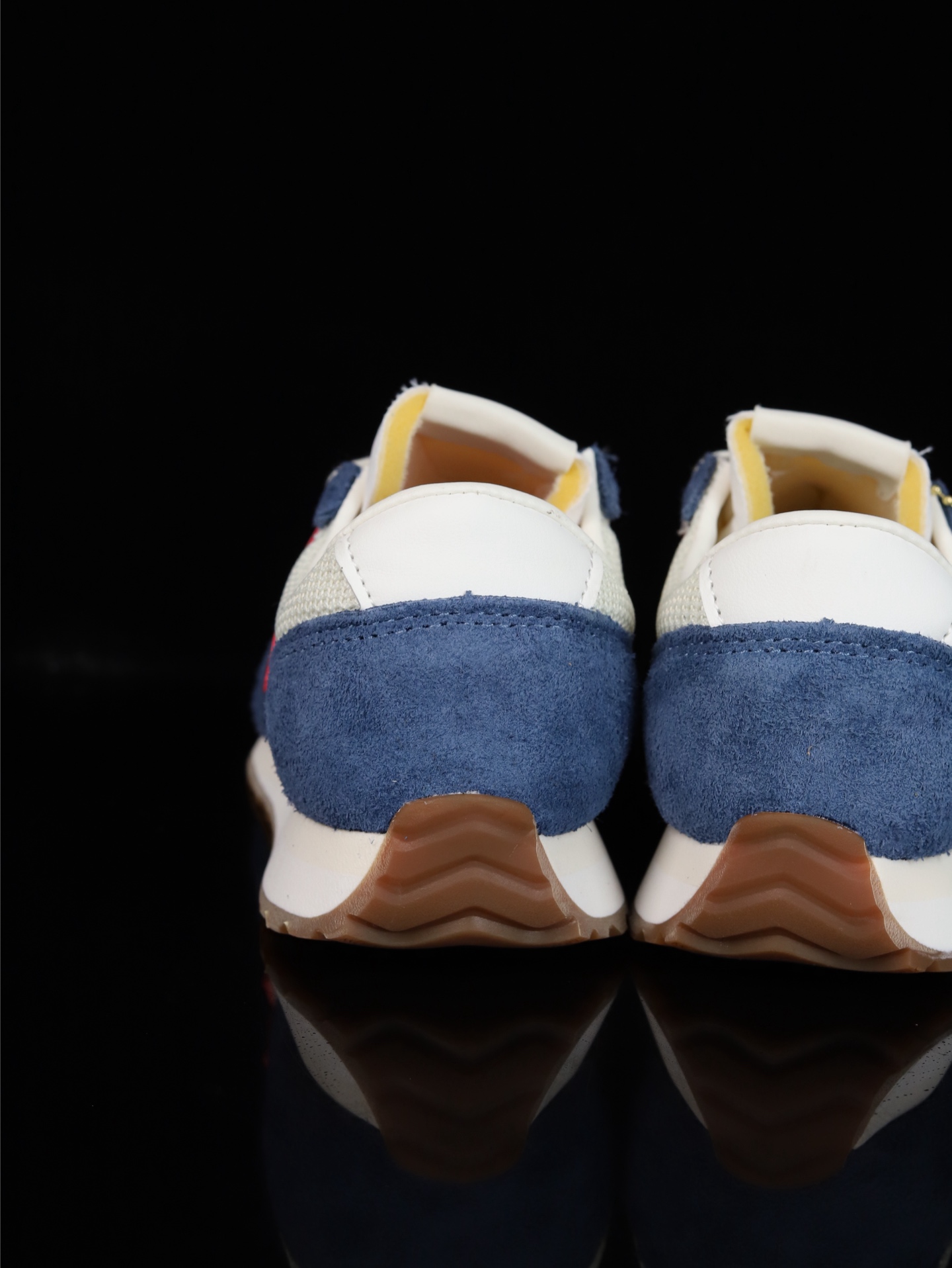 终端放货💰130（本地自减）
•C版·极致性价比 New Balance NB 471系列 
471鞋款特别附赠两双带有品牌标识的限定配色鞋带，在色彩的变换间激发更多造型灵感
New Balance 471鞋款的诞生，不仅承载着New Balance对复古薄底跑鞋的创意诠释，更延续了品牌对经典设计的传承与致敬。
货号：U471AK
尺码：36 37 37.5 38 38.5 39.5 40 40.5 41.5 42 42.5 43 44 45