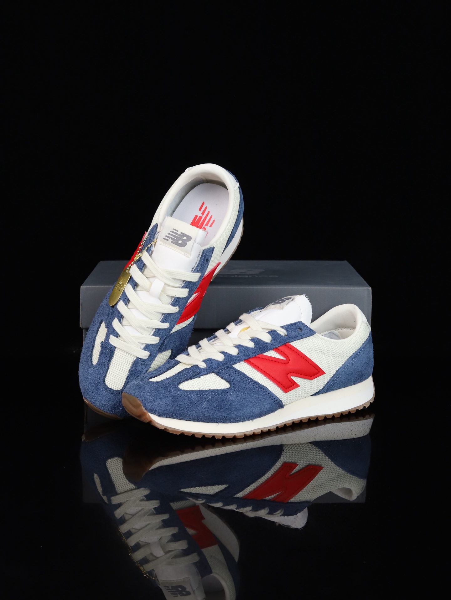 终端放货💰130（本地自减）
•C版·极致性价比 New Balance NB 471系列 
471鞋款特别附赠两双带有品牌标识的限定配色鞋带，在色彩的变换间激发更多造型灵感
New Balance 471鞋款的诞生，不仅承载着New Balance对复古薄底跑鞋的创意诠释，更延续了品牌对经典设计的传承与致敬。
货号：U471AK
尺码：36 37 37.5 38 38.5 39.5 40 40.5 41.5 42 42.5 43 44 45